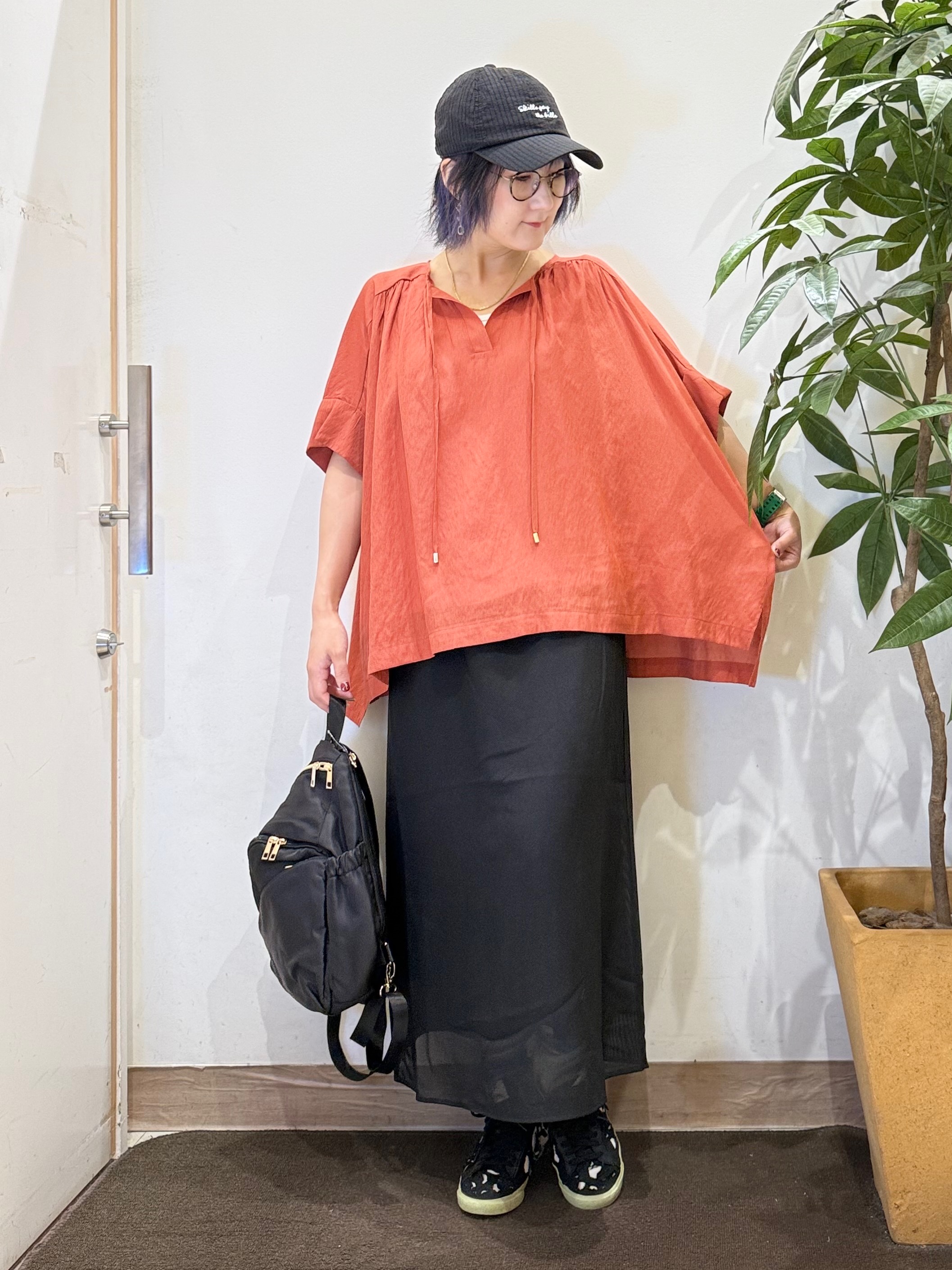 misakiさんの「SHOO･LA･RUE｜【2点セット/洗濯機可】大人の抜け感 リボン付きポンチョ風ブラウス＆タンクトップ」を使ったコーディネート