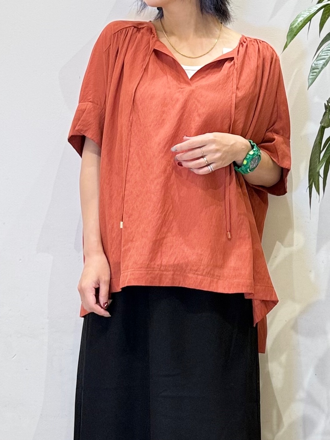 misakiさんの「SHOO･LA･RUE｜【2点セット/洗濯機可】大人の抜け感 リボン付きポンチョ風ブラウス＆タンクトップ」を使ったコーディネート