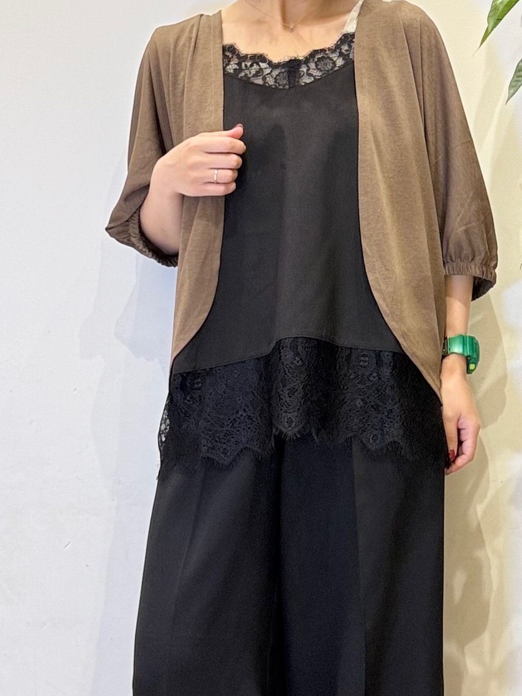 misakiさんの「SHOO･LA･RUE｜【ひんやり/UV/体型カバー】冷房や朝晩の冷え込み対策にも さらとろ 5分袖ドルマンカーディガン」を使ったコーディネート