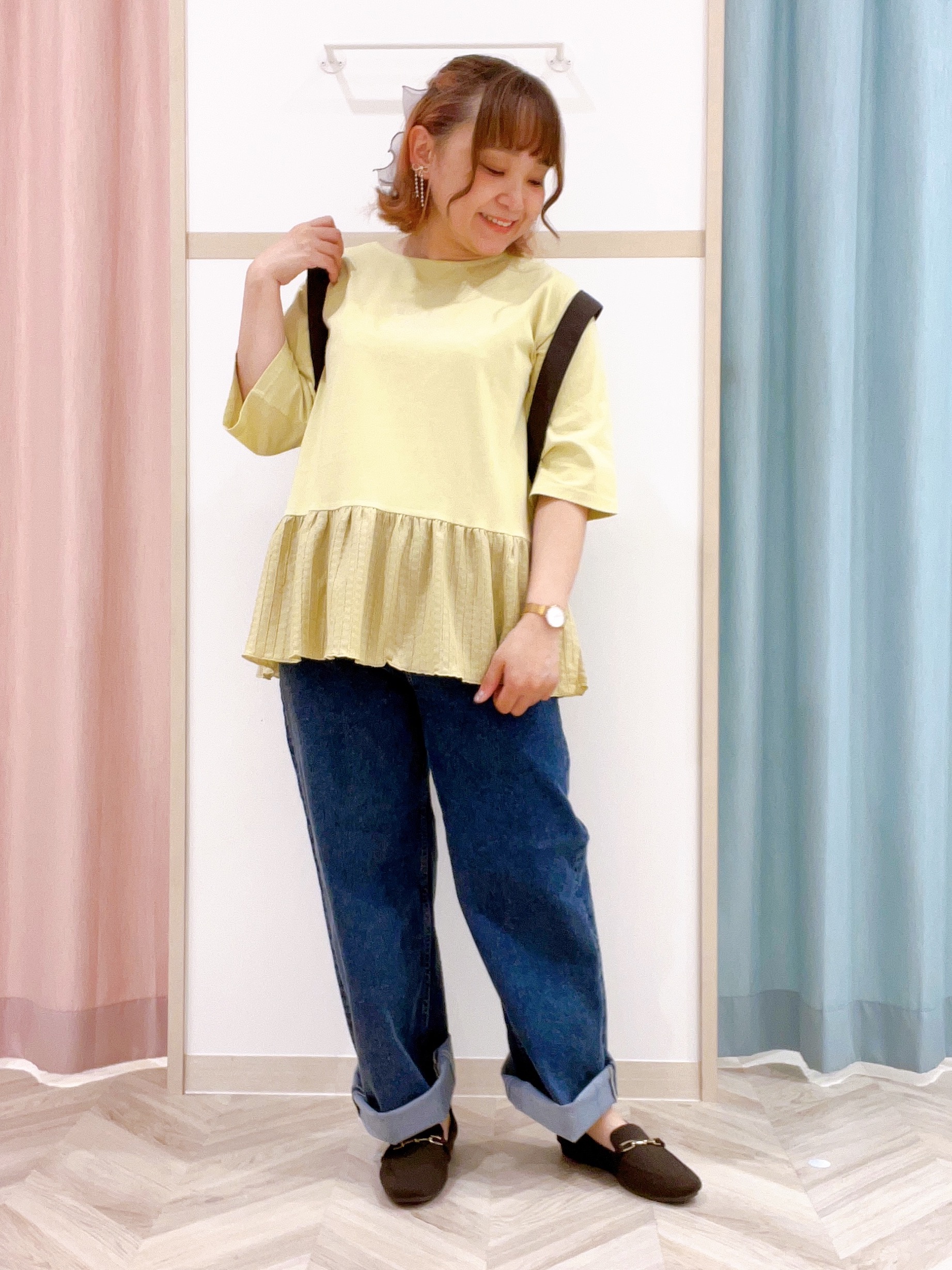 kitaさんの「SHOO･LA･RUE｜【S-LL】自然に体型カバー 裾切替 ペプラム刺繍Tシャツ」を使ったコーディネート