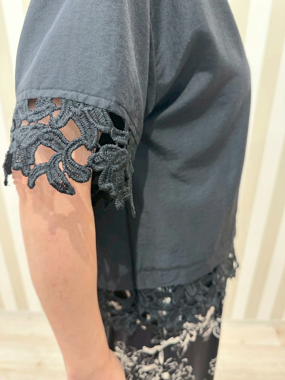 nonaさんの「SHOO･LA･RUE｜【ひんやり/洗濯後しわになりにくい/S-LL】コーデの主役になる レース付きブラウス」を使ったコーディネート
