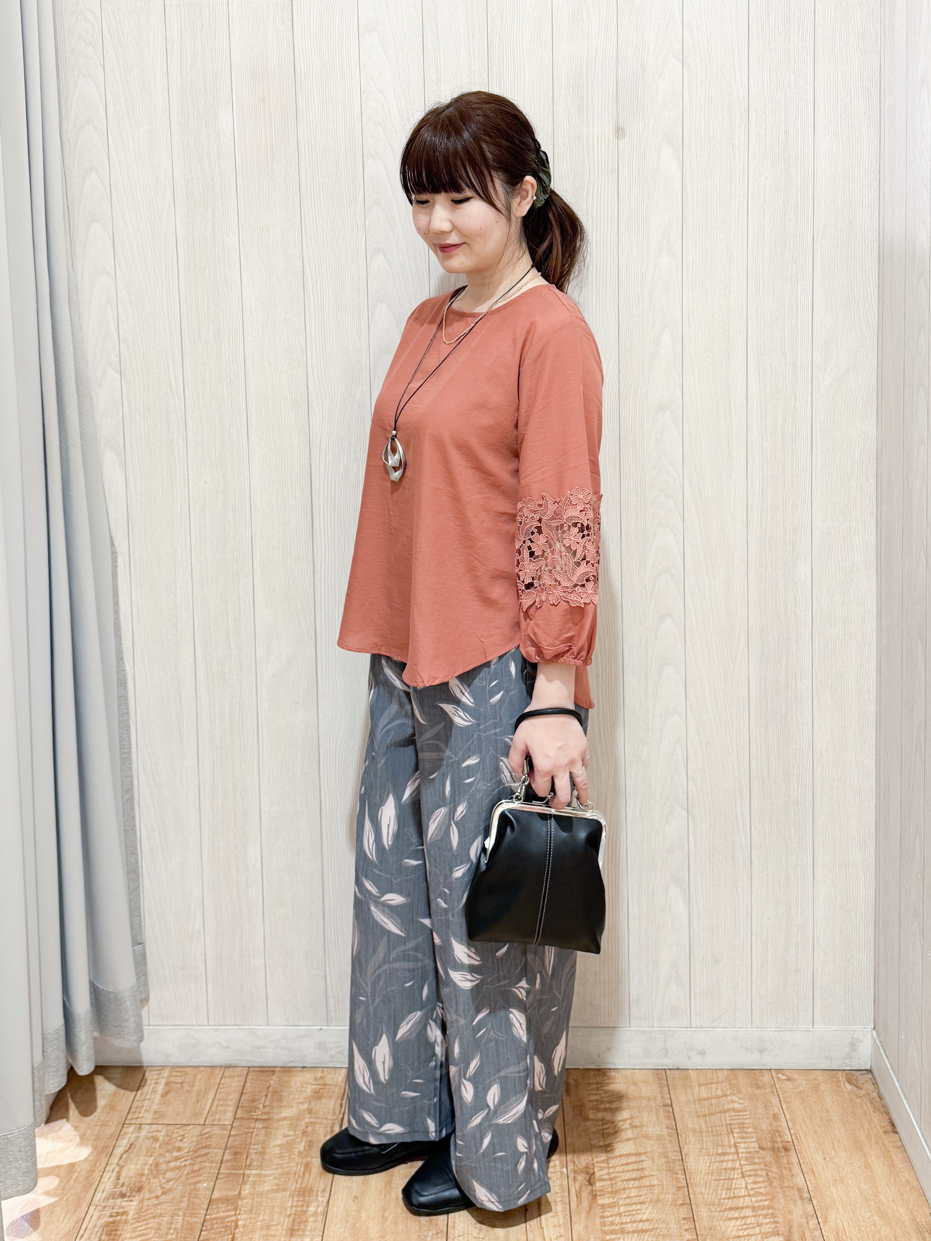 愛さんの「SHOO･LA･RUE｜【洗濯機可/S-LL/洗濯後しわになりにくい】インせず決まる お袖レースデザインブラウス」を使ったコーディネート