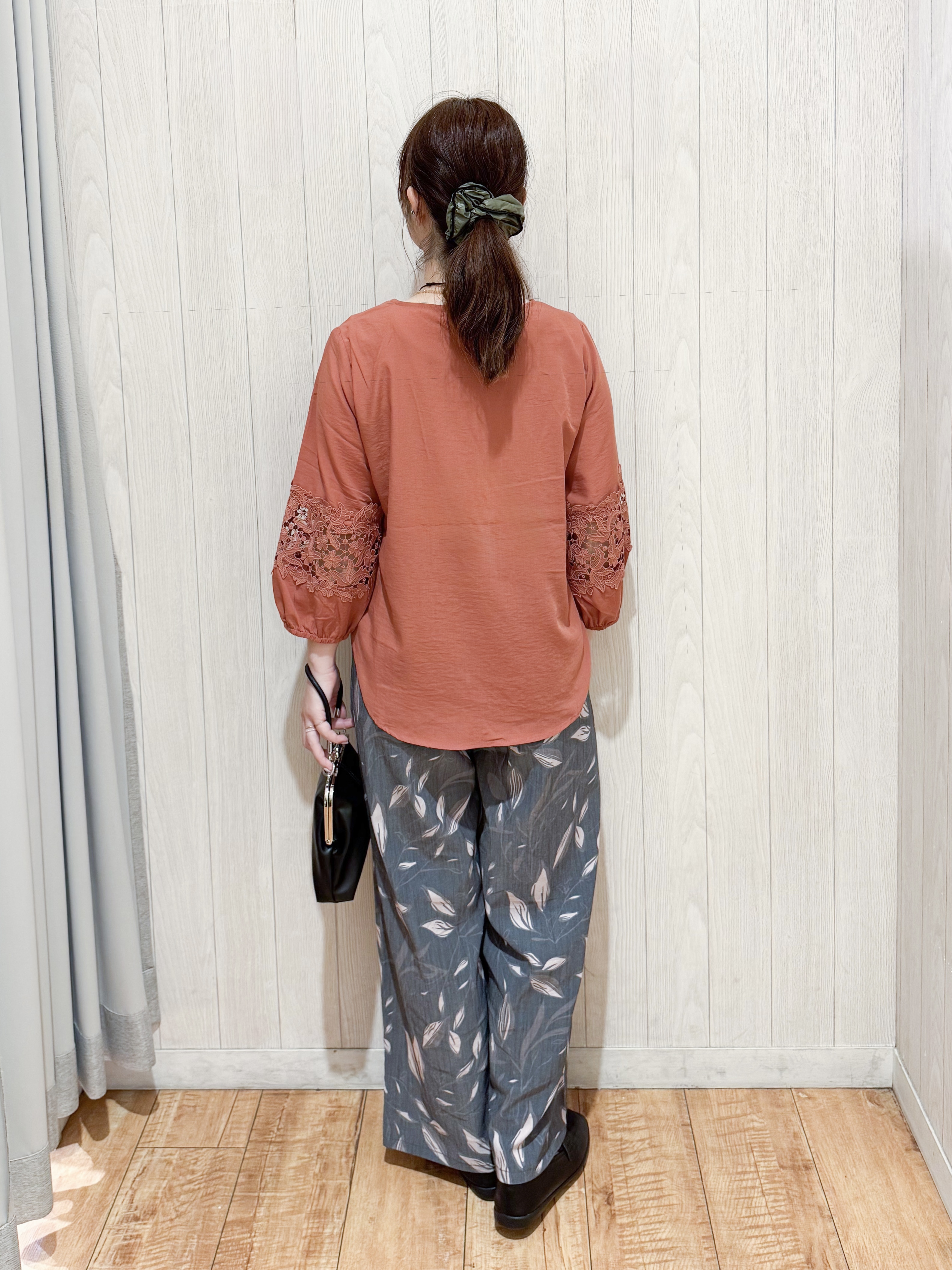 愛さんの「SHOO･LA･RUE｜【洗濯機可/S-LL/洗濯後しわになりにくい】インせず決まる お袖レースデザインブラウス」を使ったコーディネート