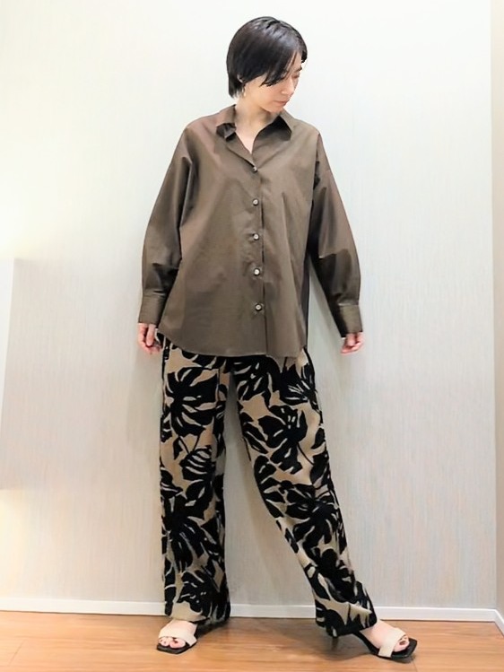 ミズタさんの「UNTITLED｜【ウエストゴム/秋色】リーフプリントワイドパンツ」を使ったコーディネート