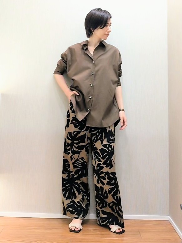ミズタさんの「UNTITLED｜【ウエストゴム/秋色】リーフプリントワイドパンツ」を使ったコーディネート