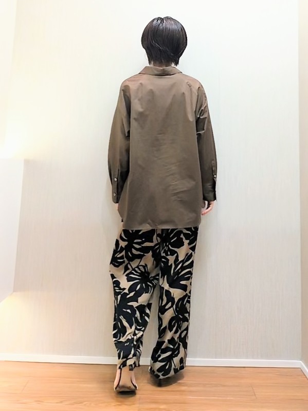 ミズタさんの「UNTITLED｜【ウエストゴム/秋色】リーフプリントワイドパンツ」を使ったコーディネート