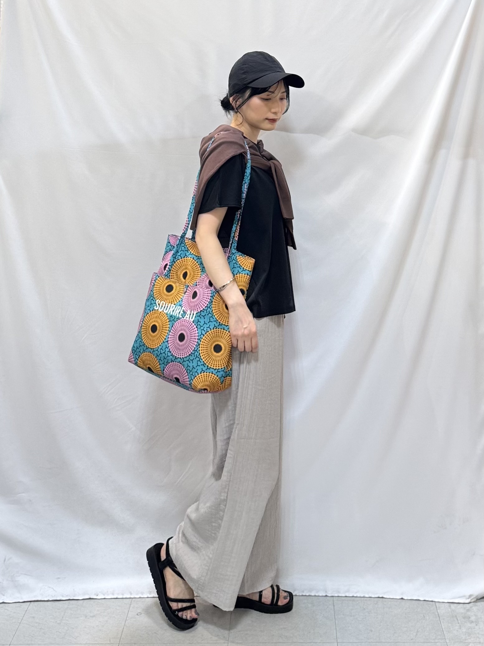 𝐇𝐢𝐫𝐨𝐦𝐢さんの「SHOO･LA･RUE｜【洗濯機可/S-LL】配色シフォン襟でサマ見え 上品シアーカーディガン」を使ったコーディネート