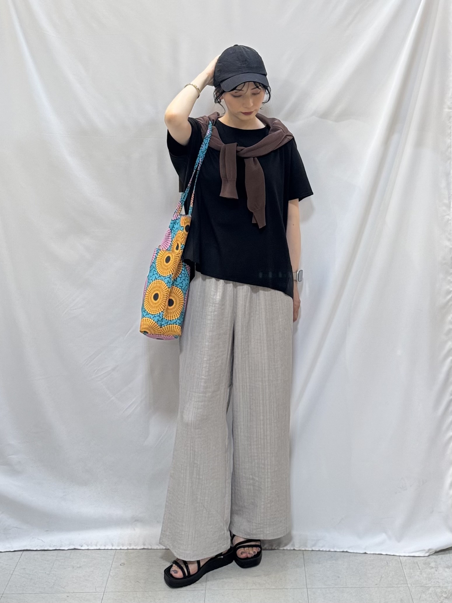 𝐇𝐢𝐫𝐨𝐦𝐢さんの「SHOO･LA･RUE｜【洗濯機可/S-LL】配色シフォン襟でサマ見え 上品シアーカーディガン」を使ったコーディネート