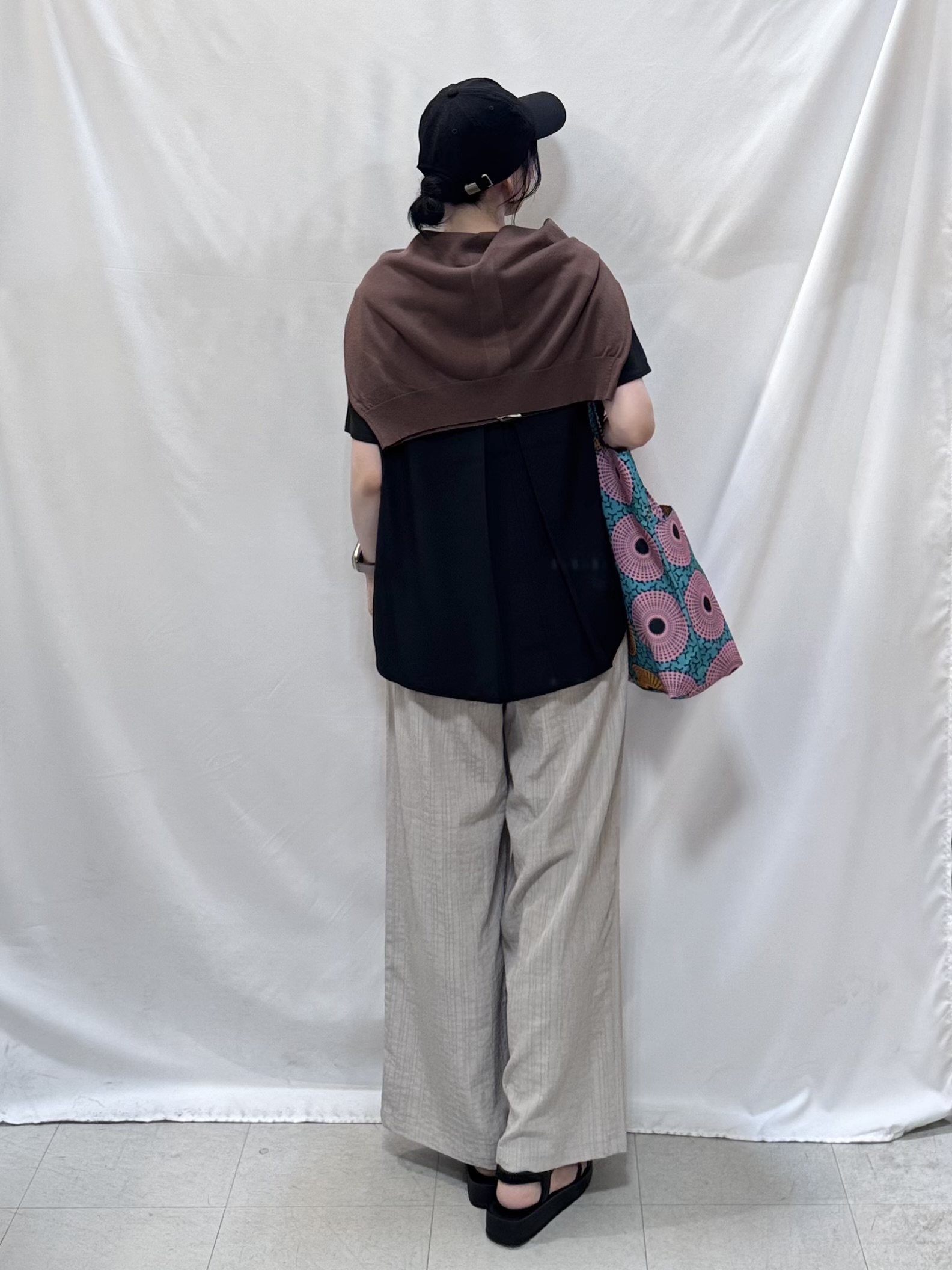 𝐇𝐢𝐫𝐨𝐦𝐢さんの「SHOO･LA･RUE｜【洗濯機可/S-LL】配色シフォン襟でサマ見え 上品シアーカーディガン」を使ったコーディネート