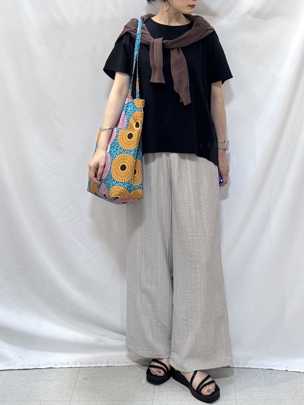𝐇𝐢𝐫𝐨𝐦𝐢さんの「SHOO･LA･RUE｜【洗濯機可/S-LL】配色シフォン襟でサマ見え 上品シアーカーディガン」を使ったコーディネート