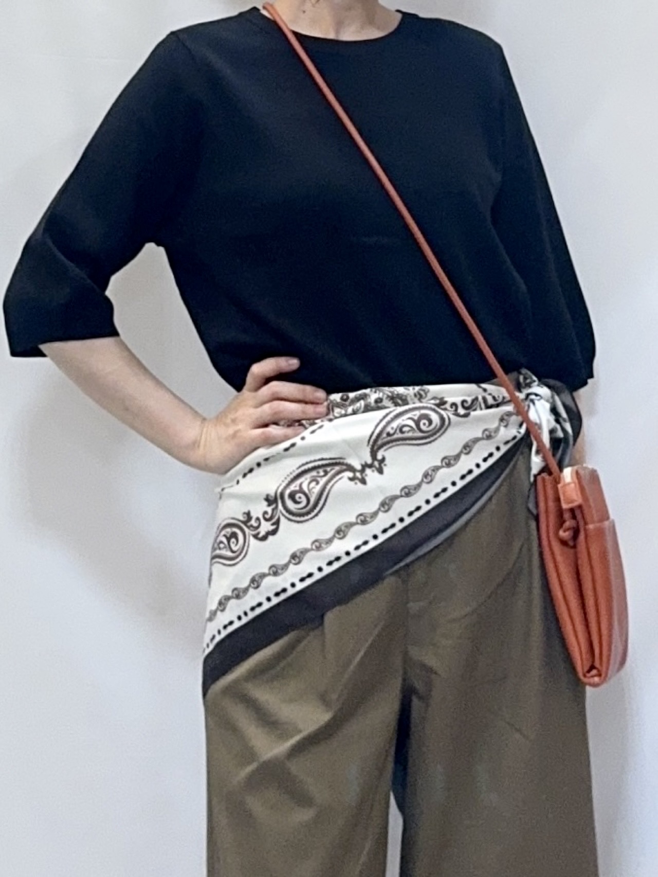 𝐇𝐢𝐫𝐨𝐦𝐢さんの「SHOO･LA･RUE｜【ガンガン洗える/ひんやり/UV/毛玉になりにくい】二の腕見せない 5分袖ニット」を使ったコーディネート