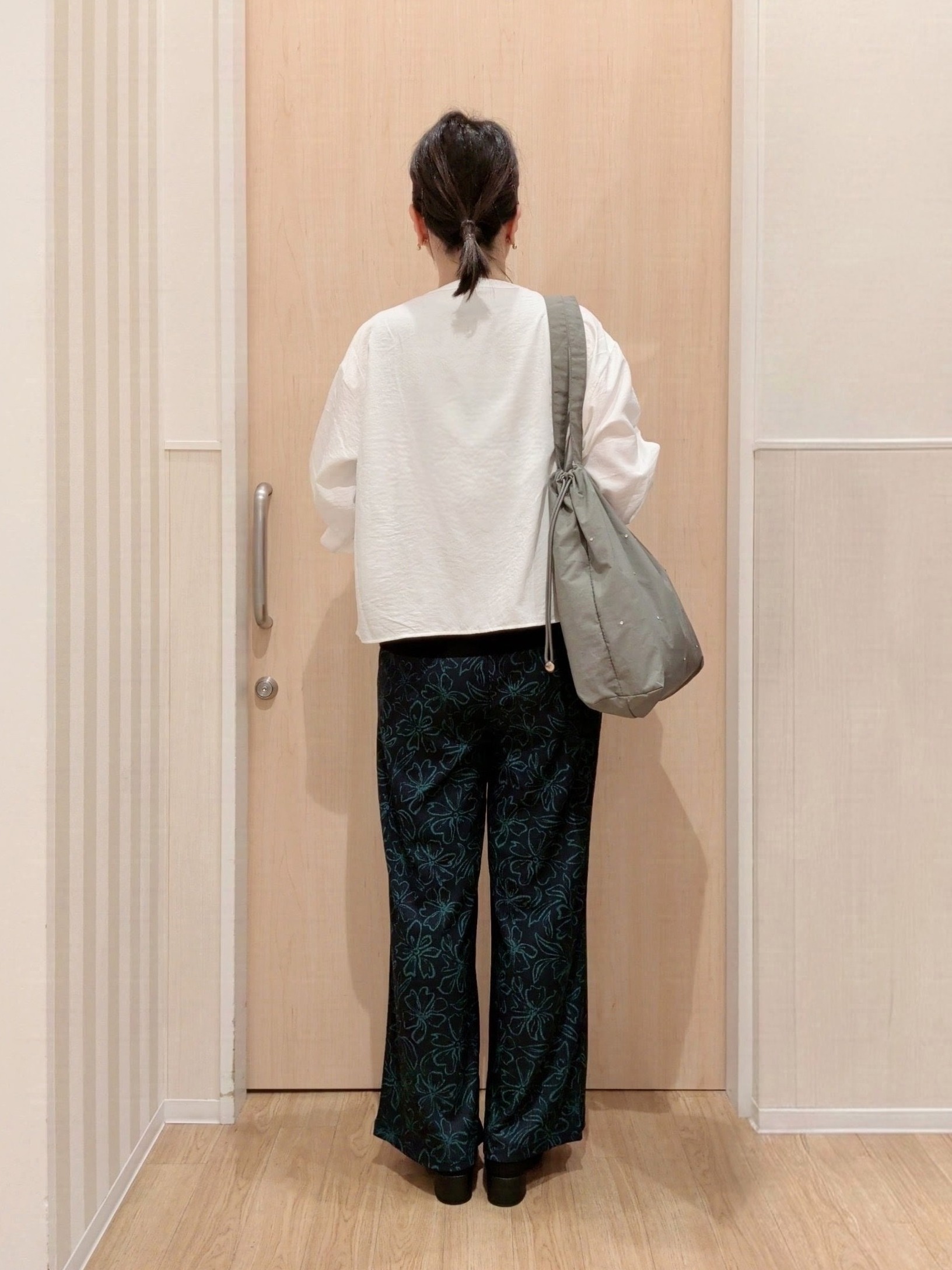 あさんの「SHOO･LA･RUE｜【S-LL/洗濯機可】1枚で華やか ティアードフリルブラウス」を使ったコーディネート