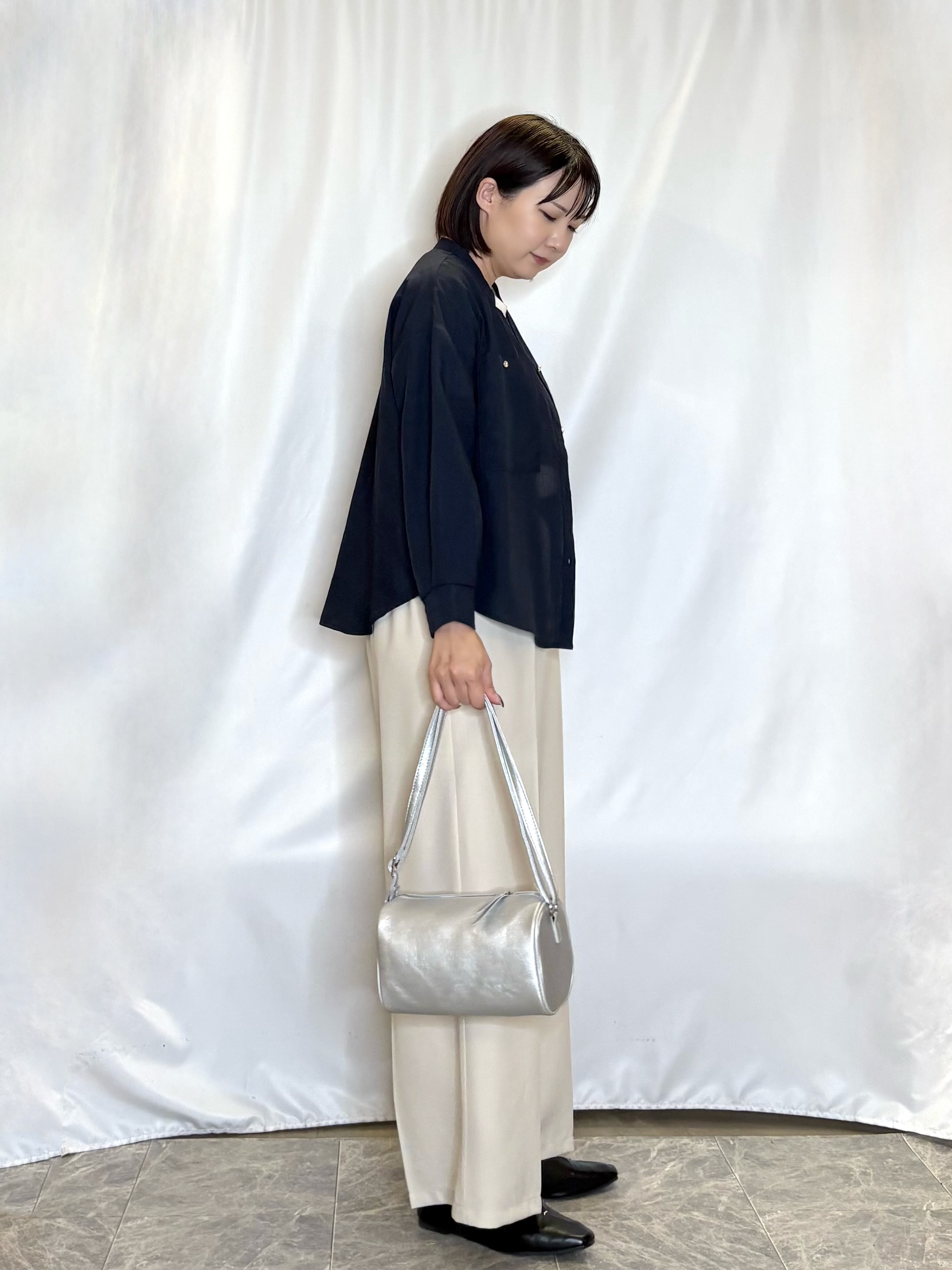 ネリさんの「SHOO･LA･RUE｜【洗濯後しわになりにくい/S-LL】キーネック金ボタンポケットシャツ」を使ったコーディネート