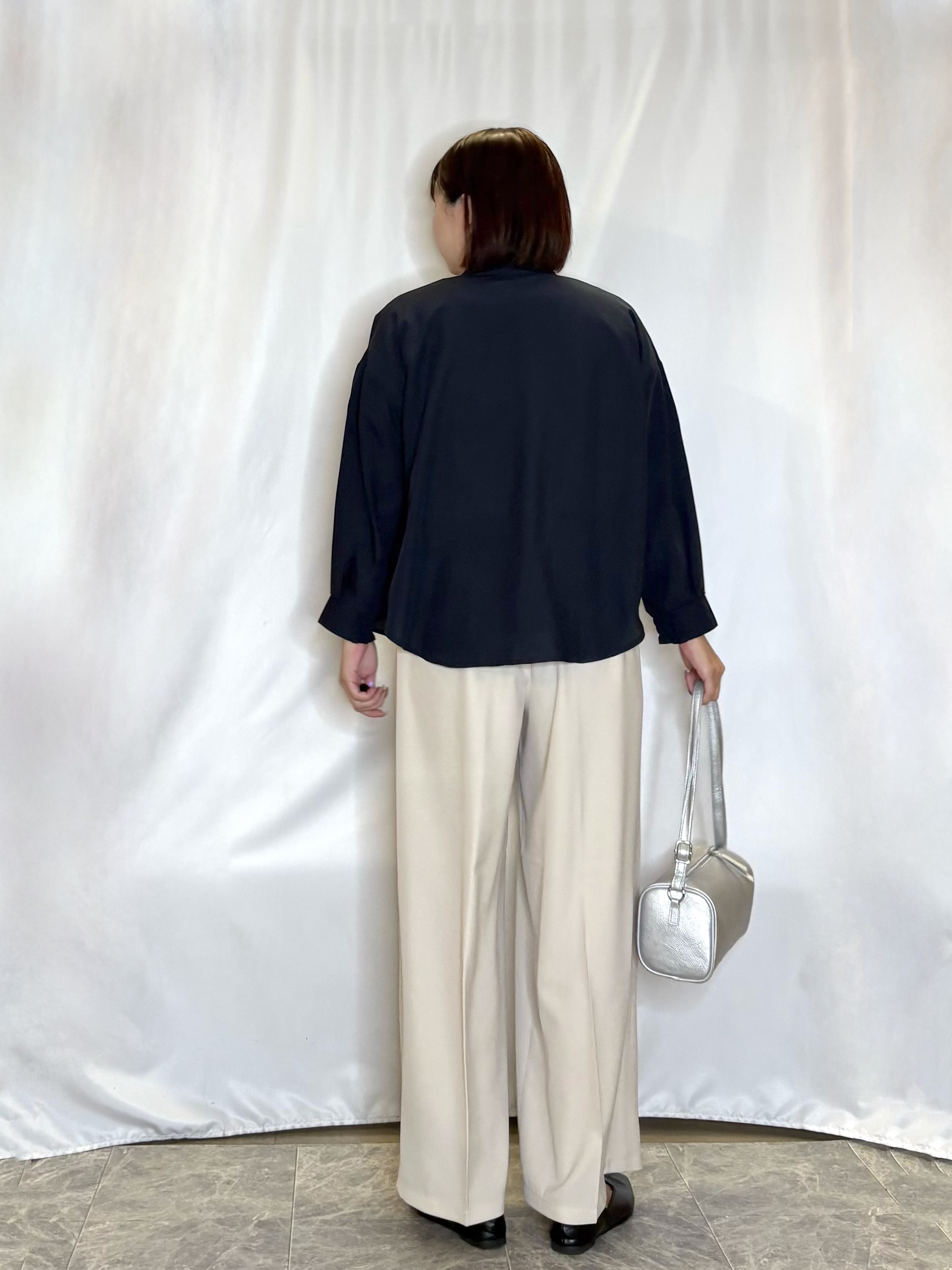 ネリさんの「SHOO･LA･RUE｜【洗濯後しわになりにくい/S-LL】キーネック金ボタンポケットシャツ」を使ったコーディネート