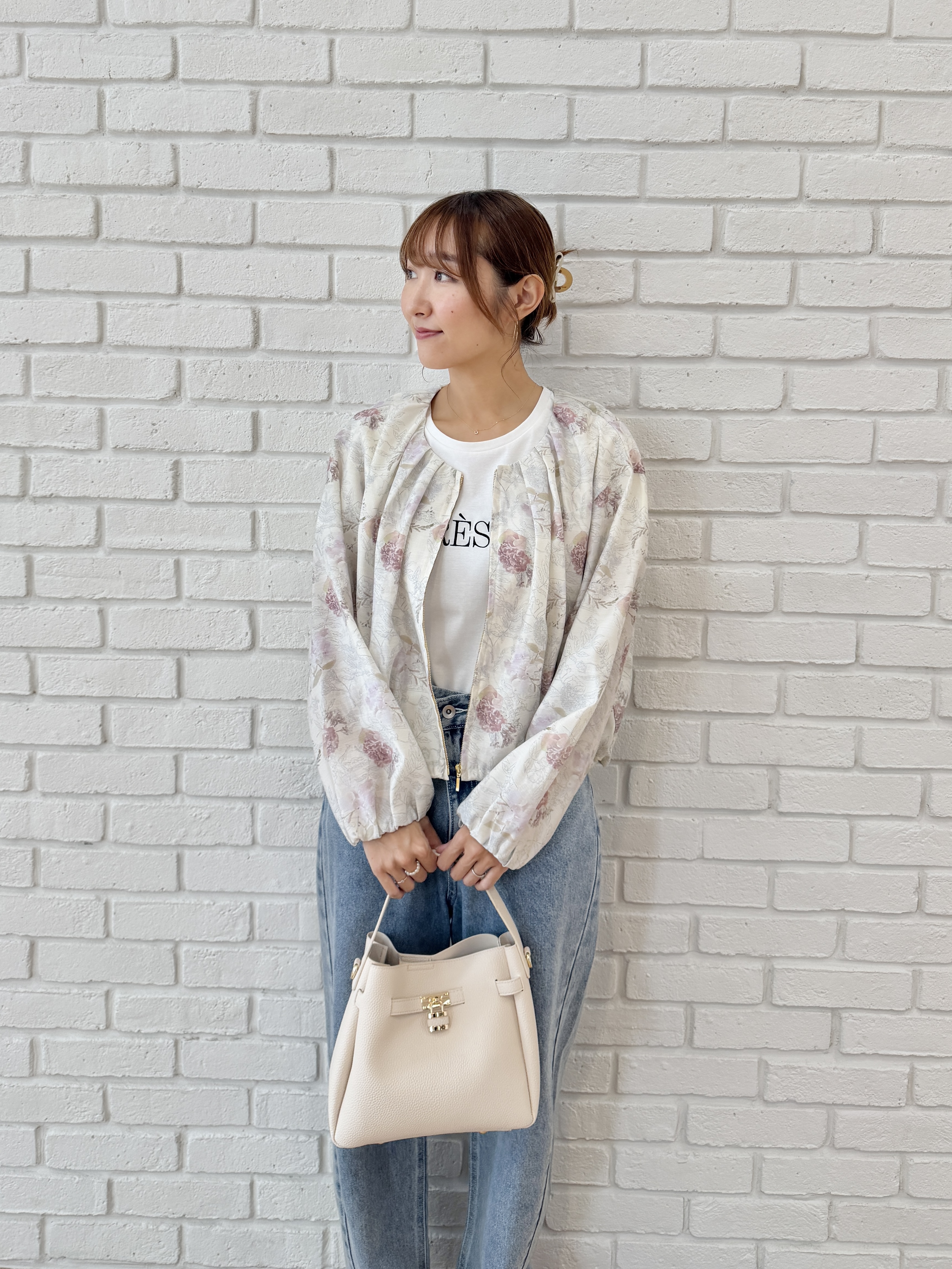 みぃさんの「index｜【接触冷感／UVケア】裾レースロゴTシャツ《洗濯機OK／S-3L》」を使ったコーディネート