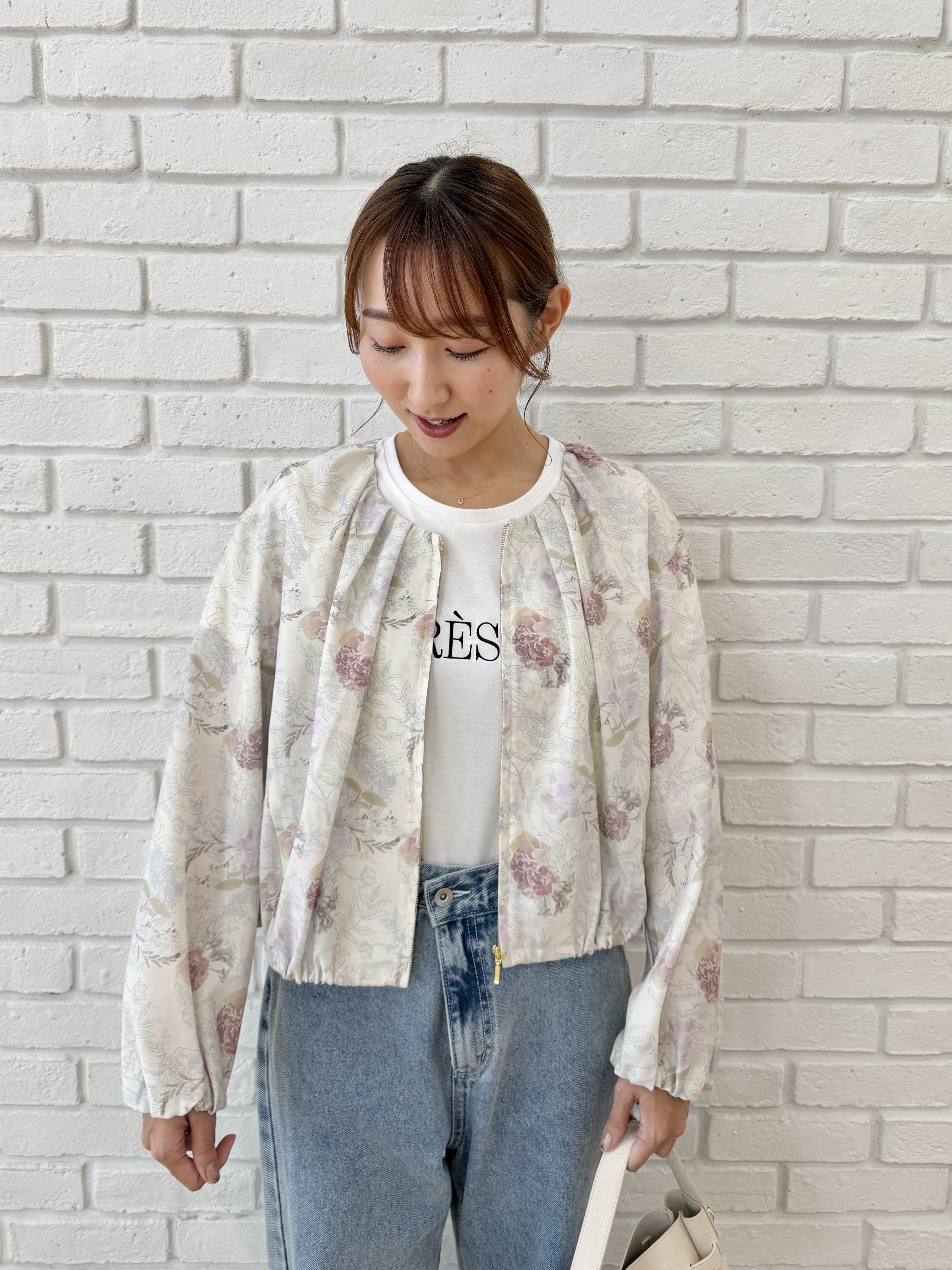 みぃさんの「index｜【接触冷感／UVケア】裾レースロゴTシャツ《洗濯機OK／S-3L》」を使ったコーディネート