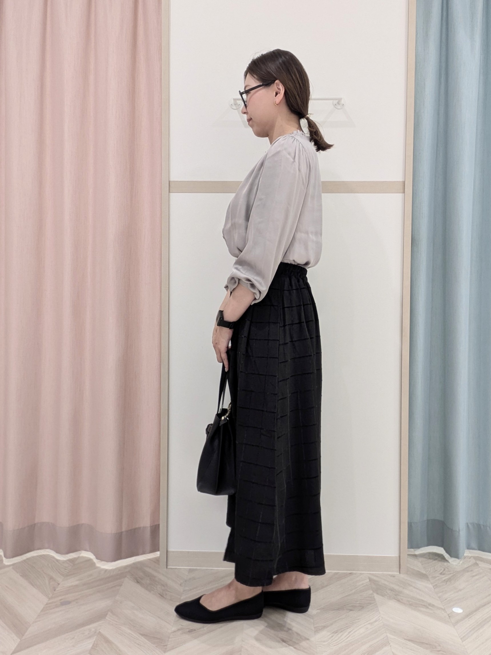 miyuさんの「SHOO･LA･RUE｜【通勤/UV/洗濯後しわになりにくい/S-LL】プチフリルで上品に 大人のサテンブラウス」を使ったコーディネート