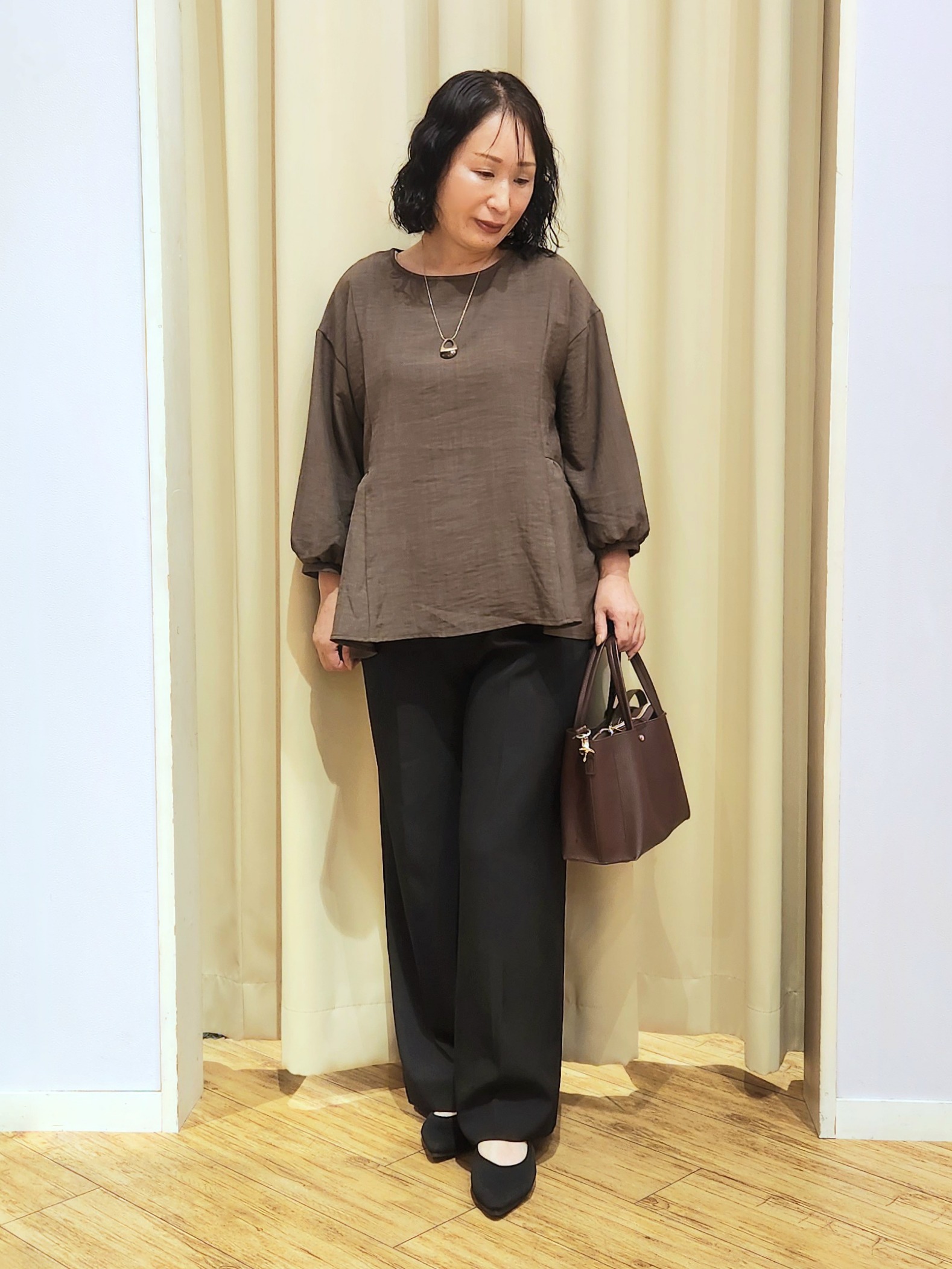 くまさんの「SHOO･LA･RUE｜【S-LL/洗濯機可/体型カバー】サイドギャザーで後ろも魅せる 7分袖ペプラムブラウス」を使ったコーディネート