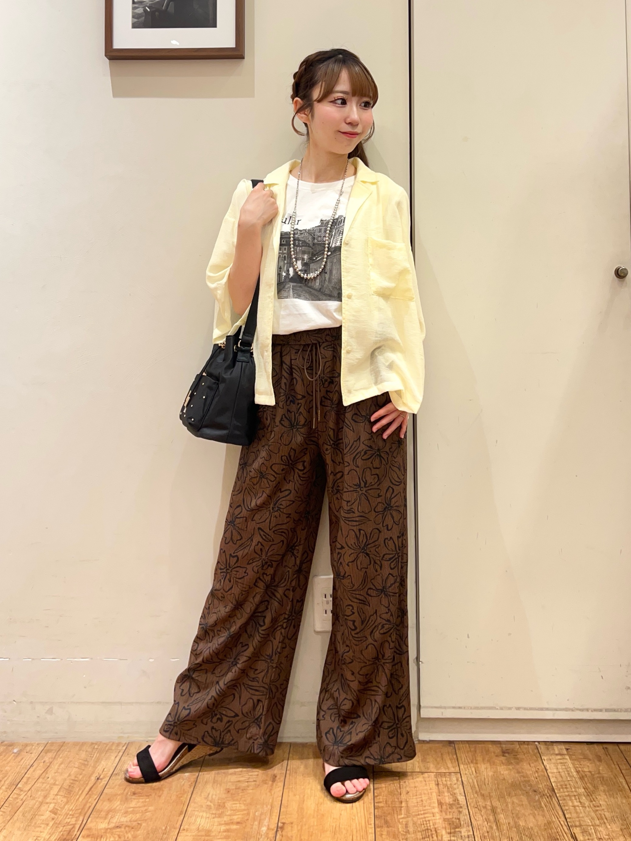 AIRIさんの「SHOO･LA･RUE｜【S-LL/洗濯機可】抜け感たっぷり 程よい透け感のポケット付きシャツ」を使ったコーディネート