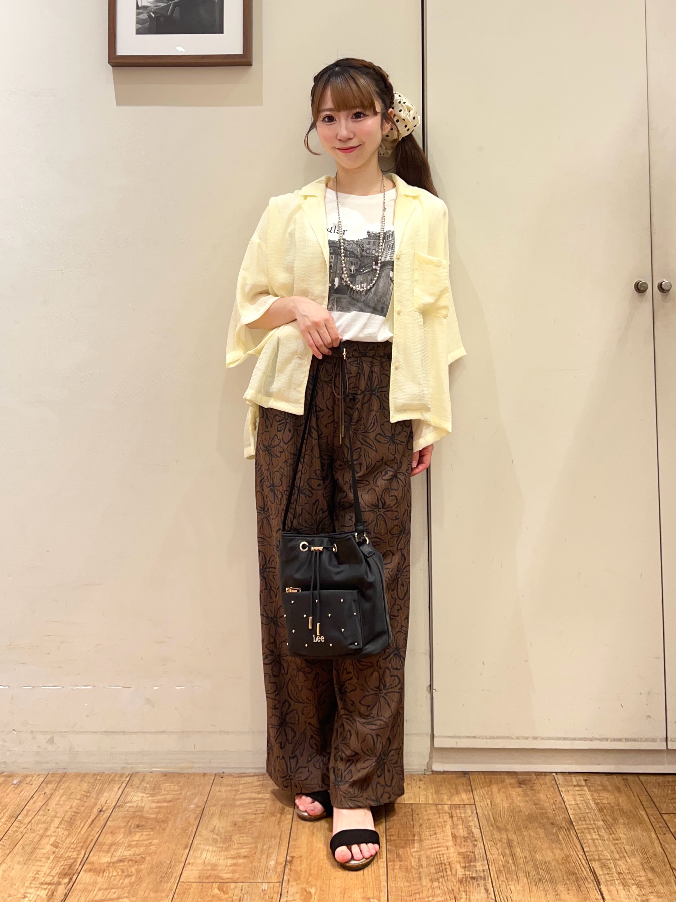 AIRIさんの「SHOO･LA･RUE｜【S-LL/洗濯機可】抜け感たっぷり 程よい透け感のポケット付きシャツ」を使ったコーディネート
