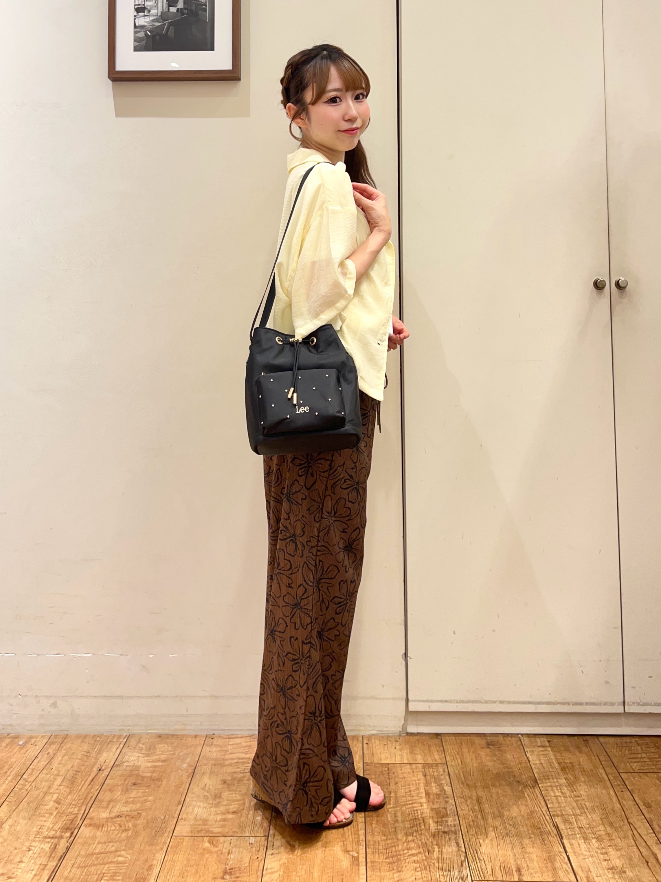 AIRIさんの「SHOO･LA･RUE｜【S-LL/洗濯機可】抜け感たっぷり 程よい透け感のポケット付きシャツ」を使ったコーディネート