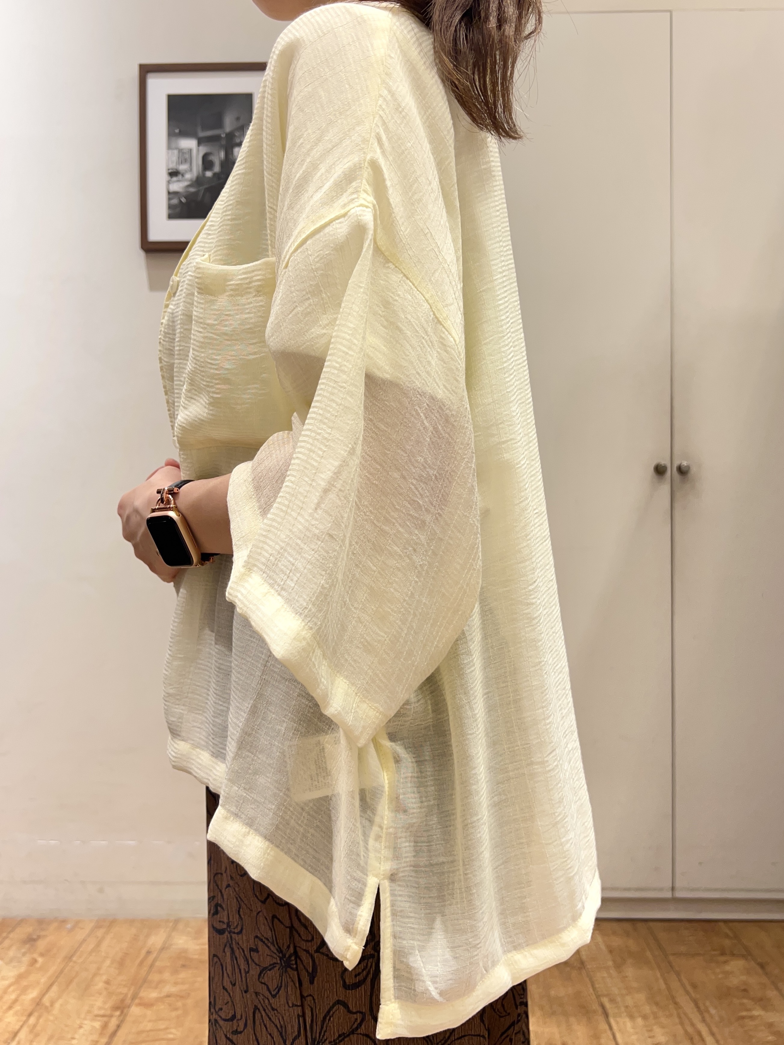 AIRIさんの「SHOO･LA･RUE｜【S-LL/洗濯機可】抜け感たっぷり 程よい透け感のポケット付きシャツ」を使ったコーディネート
