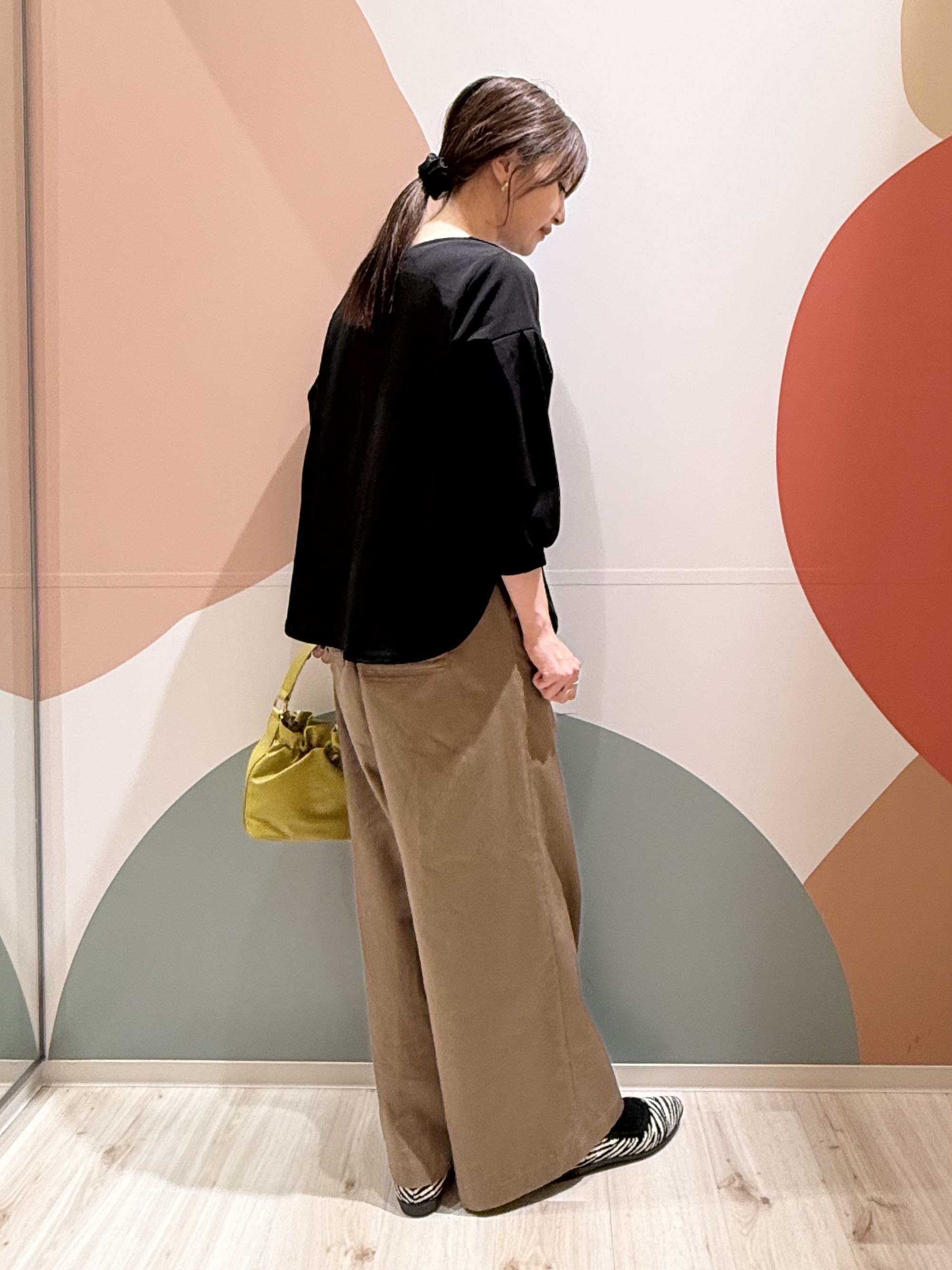 長女さんの「SHOO･LA･RUE｜【着丈選べる/2点セット】ネックレス付き やわらか8分袖ブラウス」を使ったコーディネート