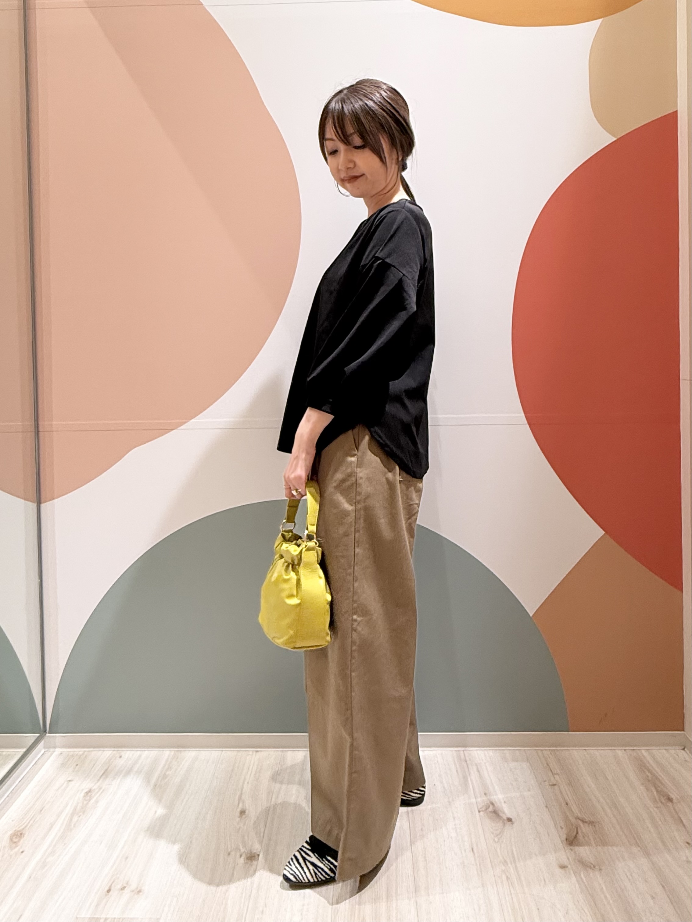 長女さんの「SHOO･LA･RUE｜【着丈選べる/2点セット】ネックレス付き やわらか8分袖ブラウス」を使ったコーディネート
