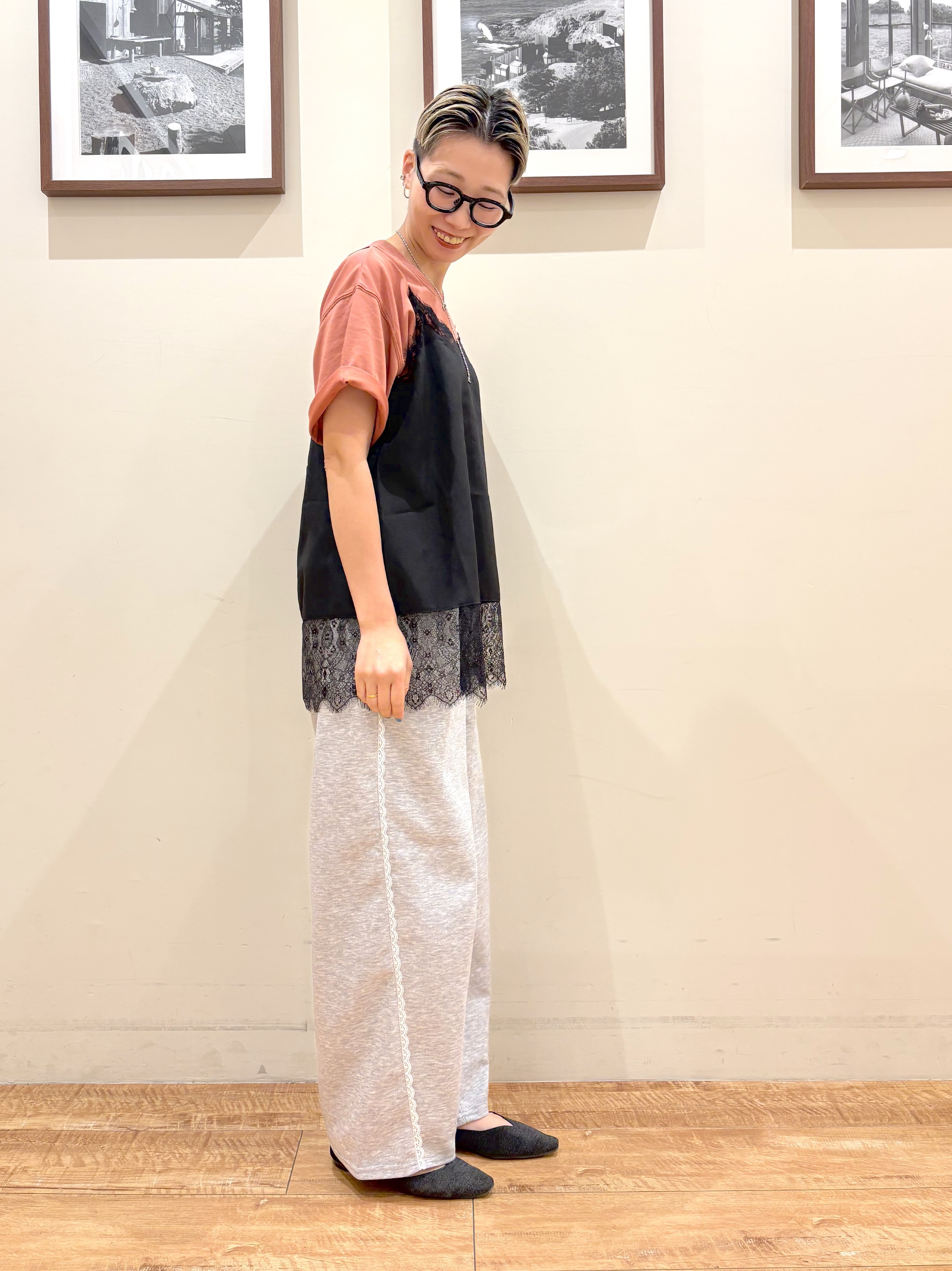 Ayumiさんの「SHOO･LA･RUE｜【S-LL/体型カバー】インせず着られる 配色ステッチ 5分袖ロゴTシャツ」を使ったコーディネート