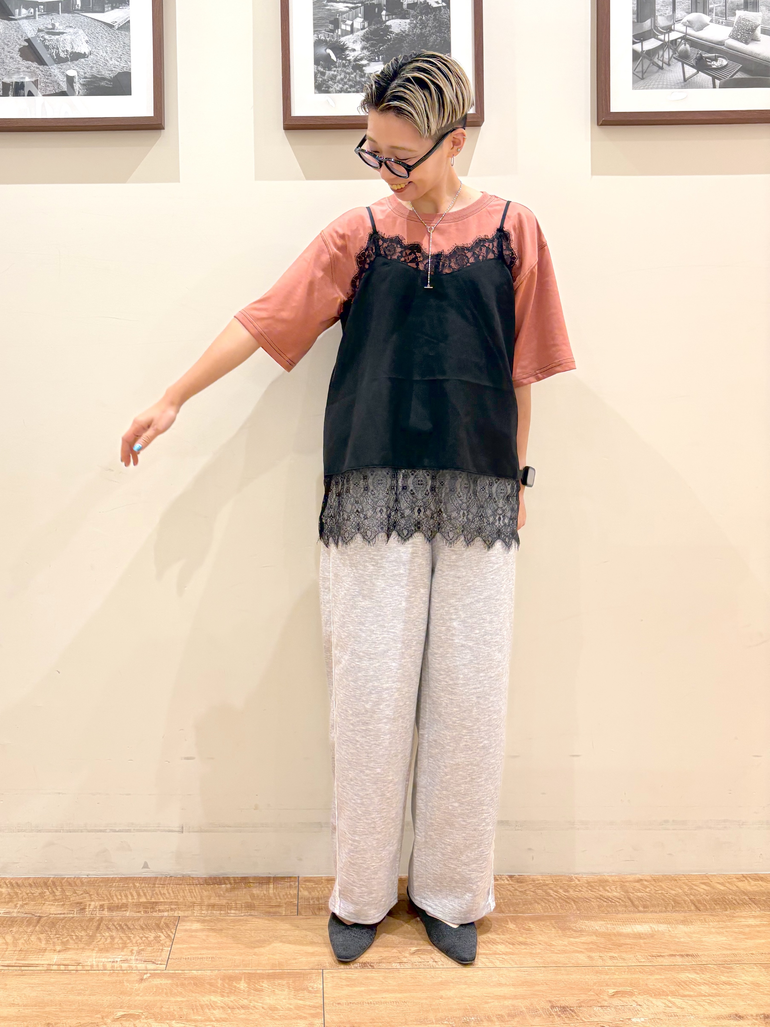 Ayumiさんの「SHOO･LA･RUE｜【S-LL/体型カバー】インせず着られる 配色ステッチ 5分袖ロゴTシャツ」を使ったコーディネート