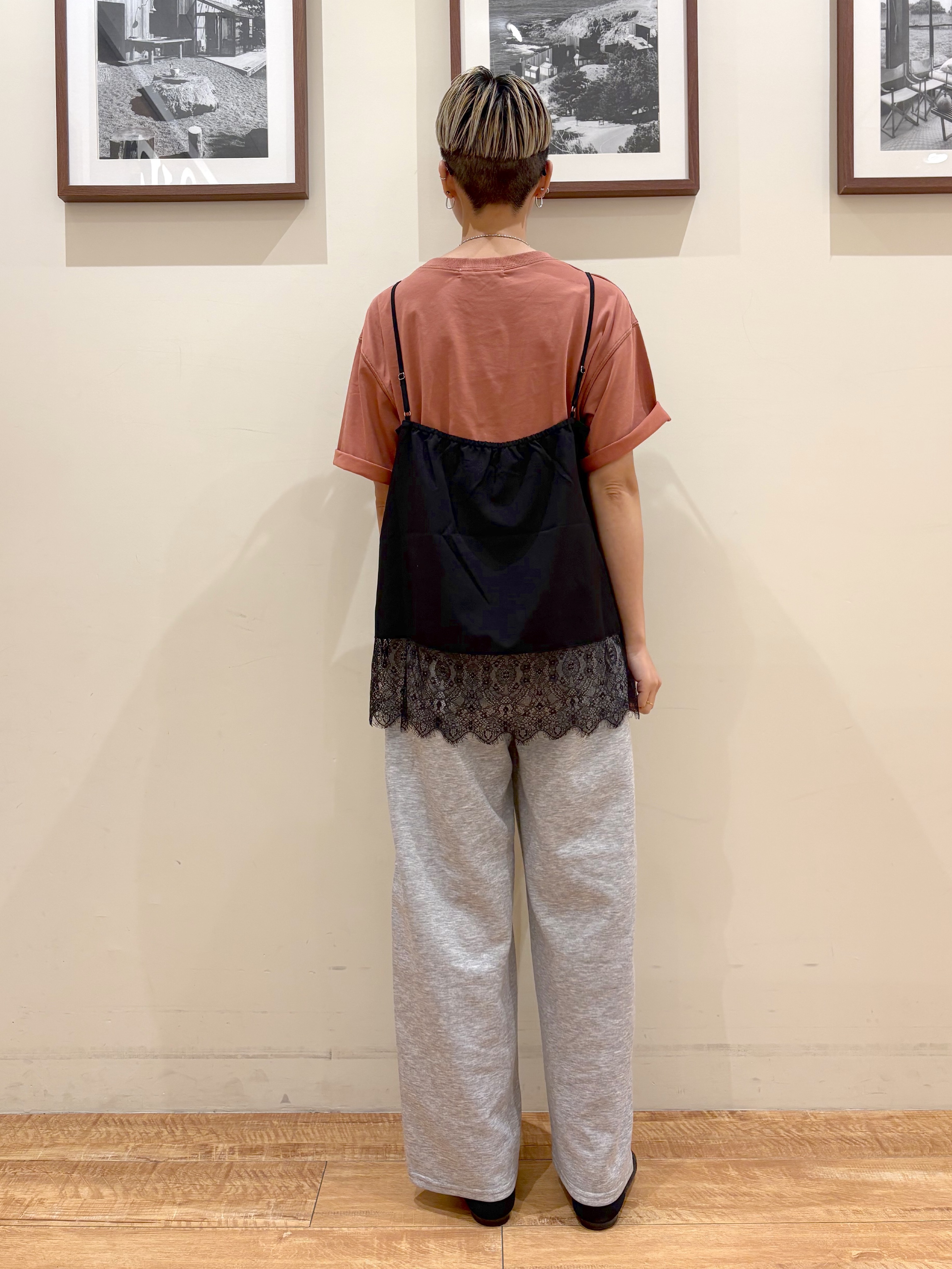 Ayumiさんの「SHOO･LA･RUE｜【S-LL/体型カバー】インせず着られる 配色ステッチ 5分袖ロゴTシャツ」を使ったコーディネート