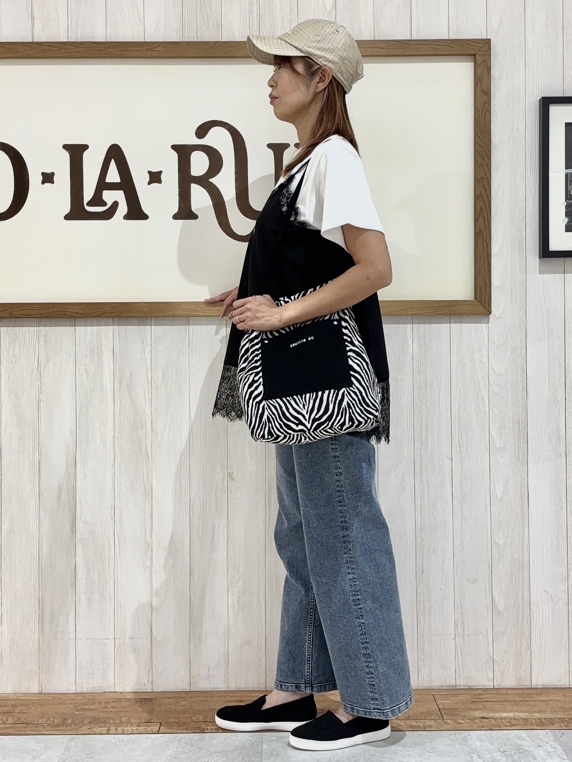 みきぽんさんの「SHOO･LA･RUE｜【S-LL/洗濯機可】大人っぽく着られる ジェルロゴプリントTシャツ」を使ったコーディネート
