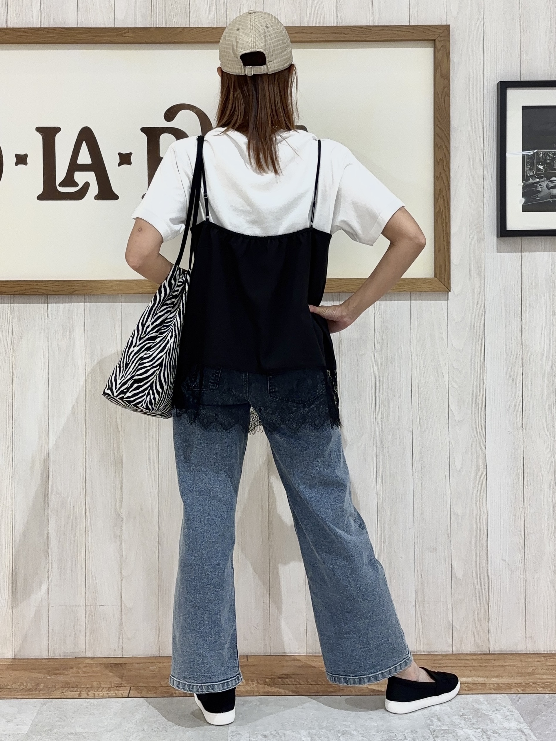 みきぽんさんの「SHOO･LA･RUE｜【S-LL/洗濯機可】大人っぽく着られる ジェルロゴプリントTシャツ」を使ったコーディネート