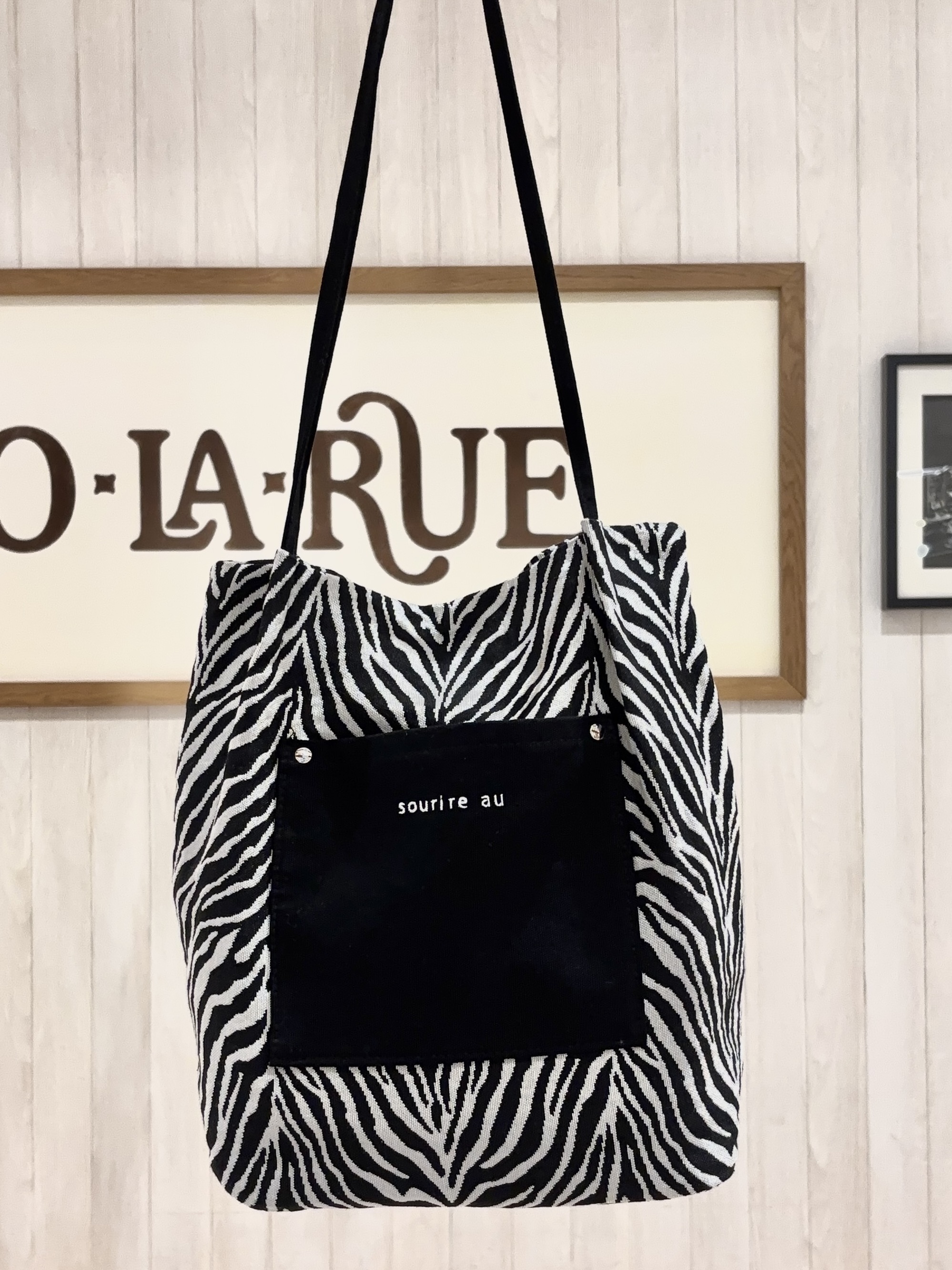 みきぽんさんの「SHOO･LA･RUE｜【S-LL/洗濯機可】大人っぽく着られる ジェルロゴプリントTシャツ」を使ったコーディネート