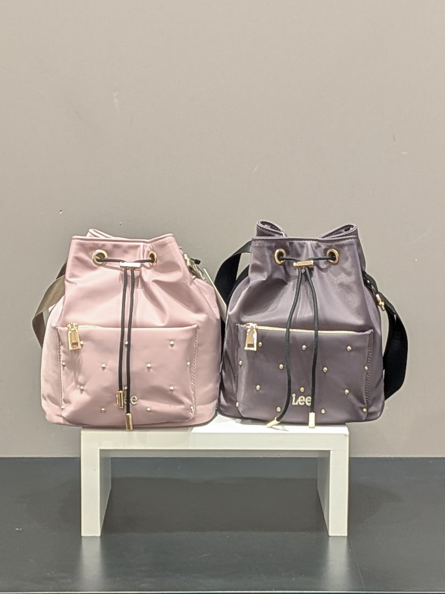Tさんの「SHOO･LA･RUE｜【Lee別注／撥水】スタッズ巾着ショルダーバッグ」を使ったコーディネート