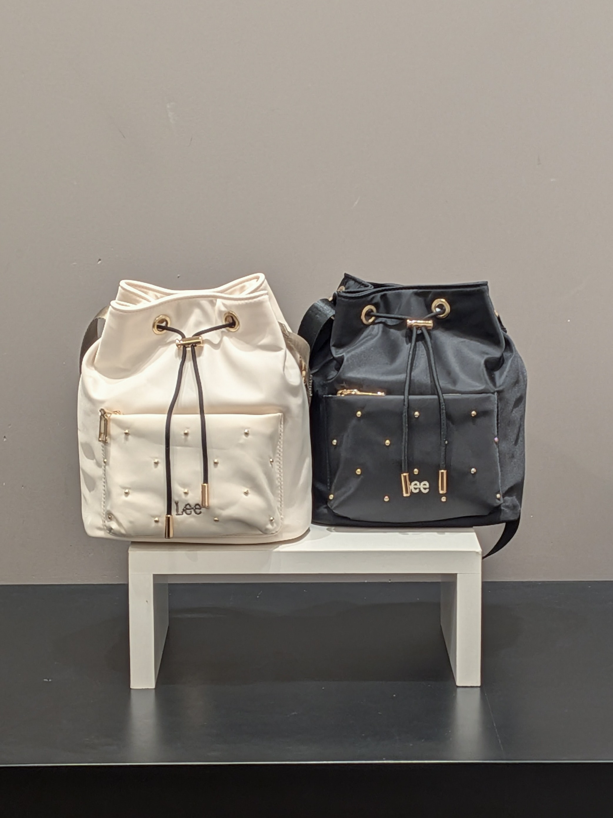 Tさんの「SHOO･LA･RUE｜【Lee別注／撥水】スタッズ巾着ショルダーバッグ」を使ったコーディネート