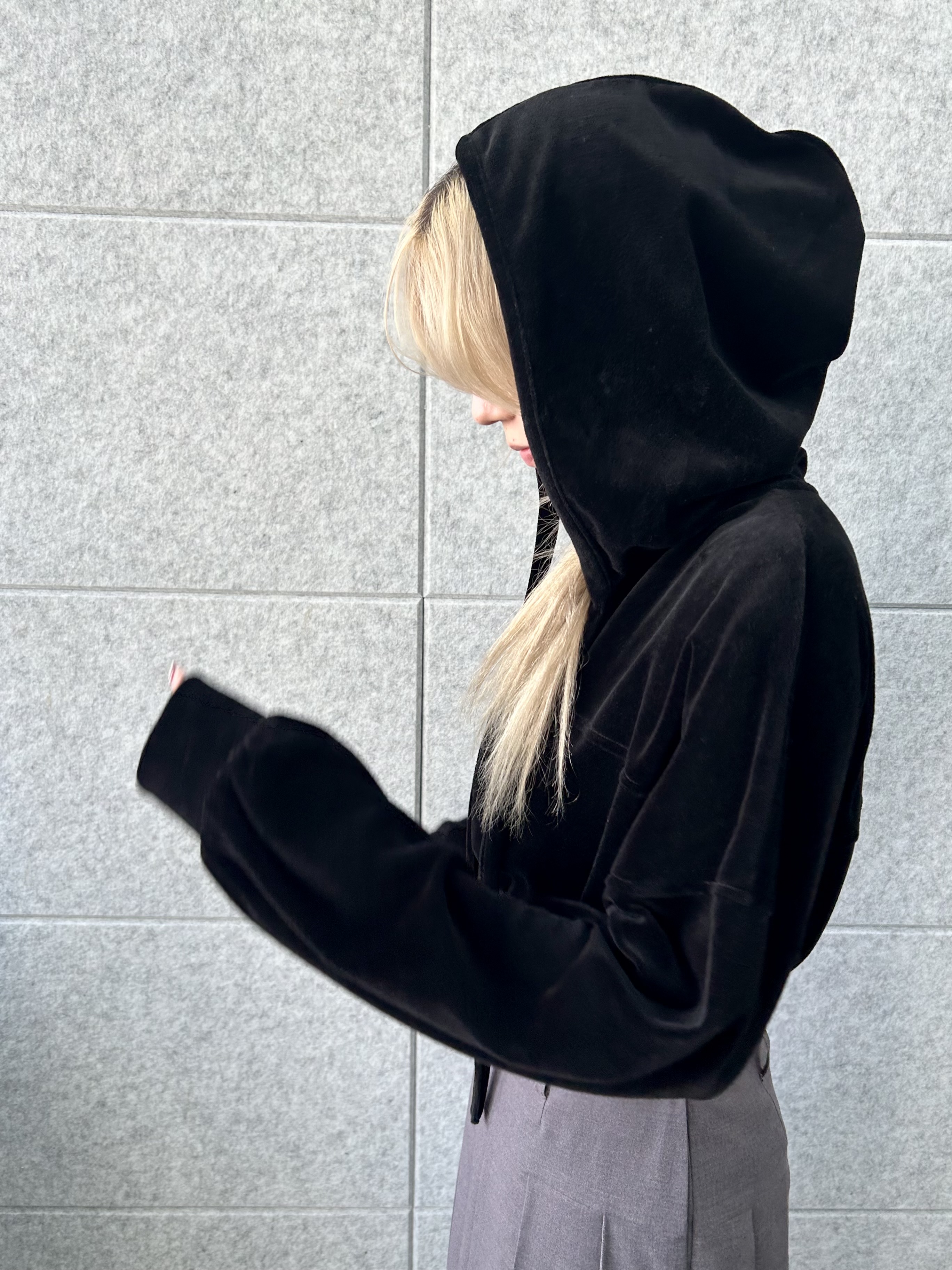 honoka Aさんの「CODE A｜velour cropped hoodie」を使ったコーディネート
