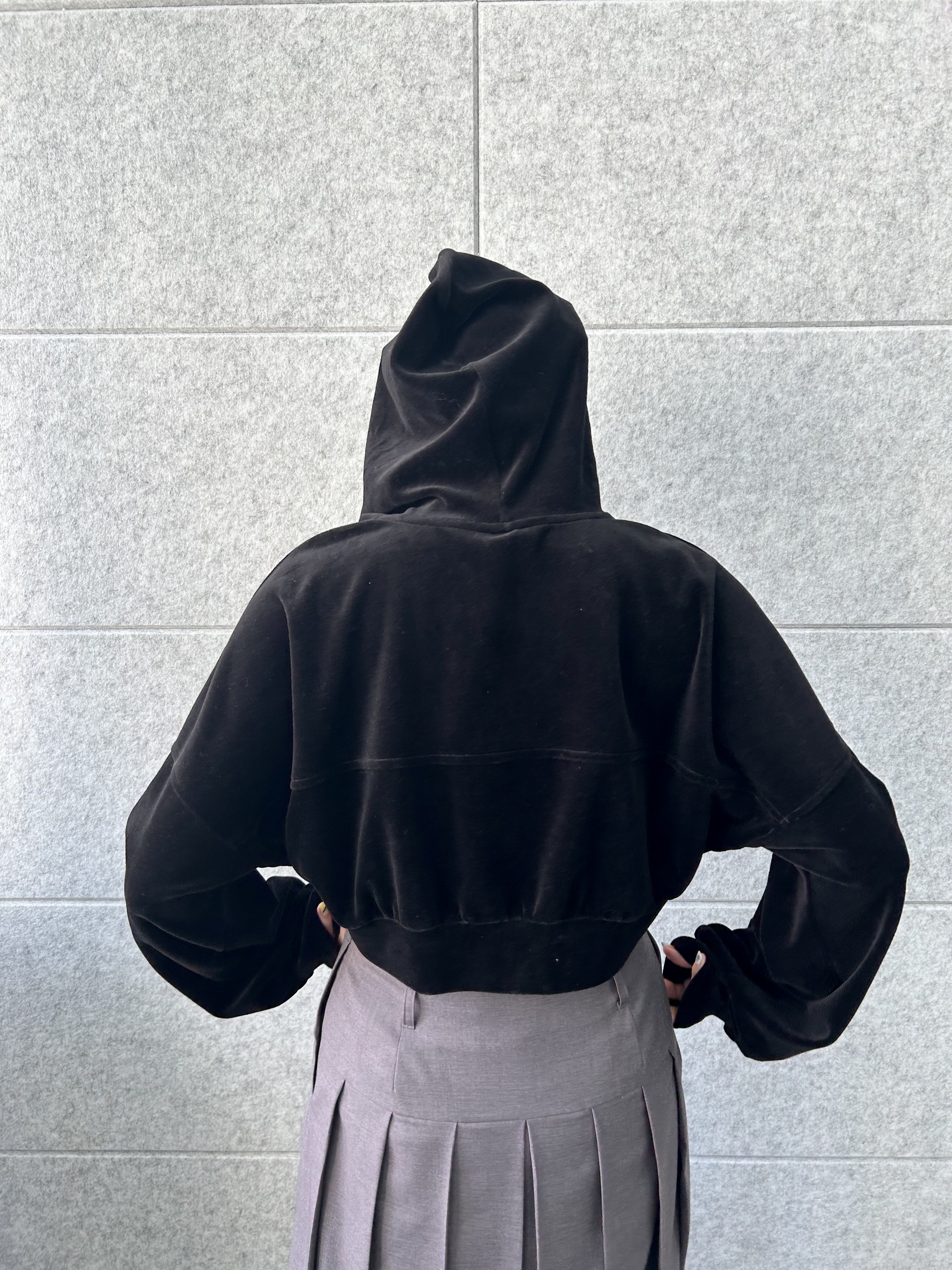 honoka Aさんの「CODE A｜velour cropped hoodie」を使ったコーディネート