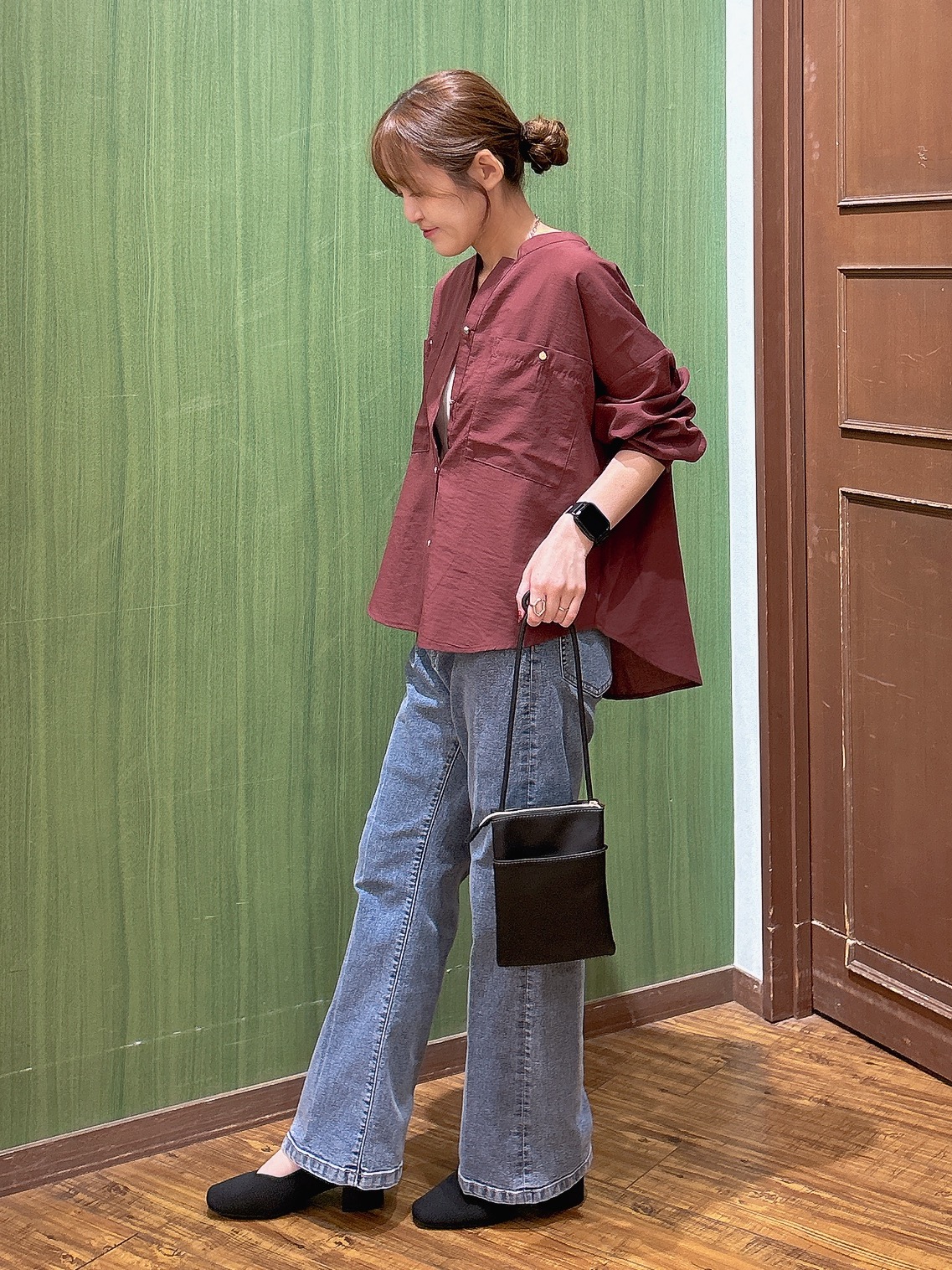 かおりさんの「SHOO･LA･RUE｜【洗濯後しわになりにくい/S-LL】キーネック金ボタンポケットシャツ」を使ったコーディネート