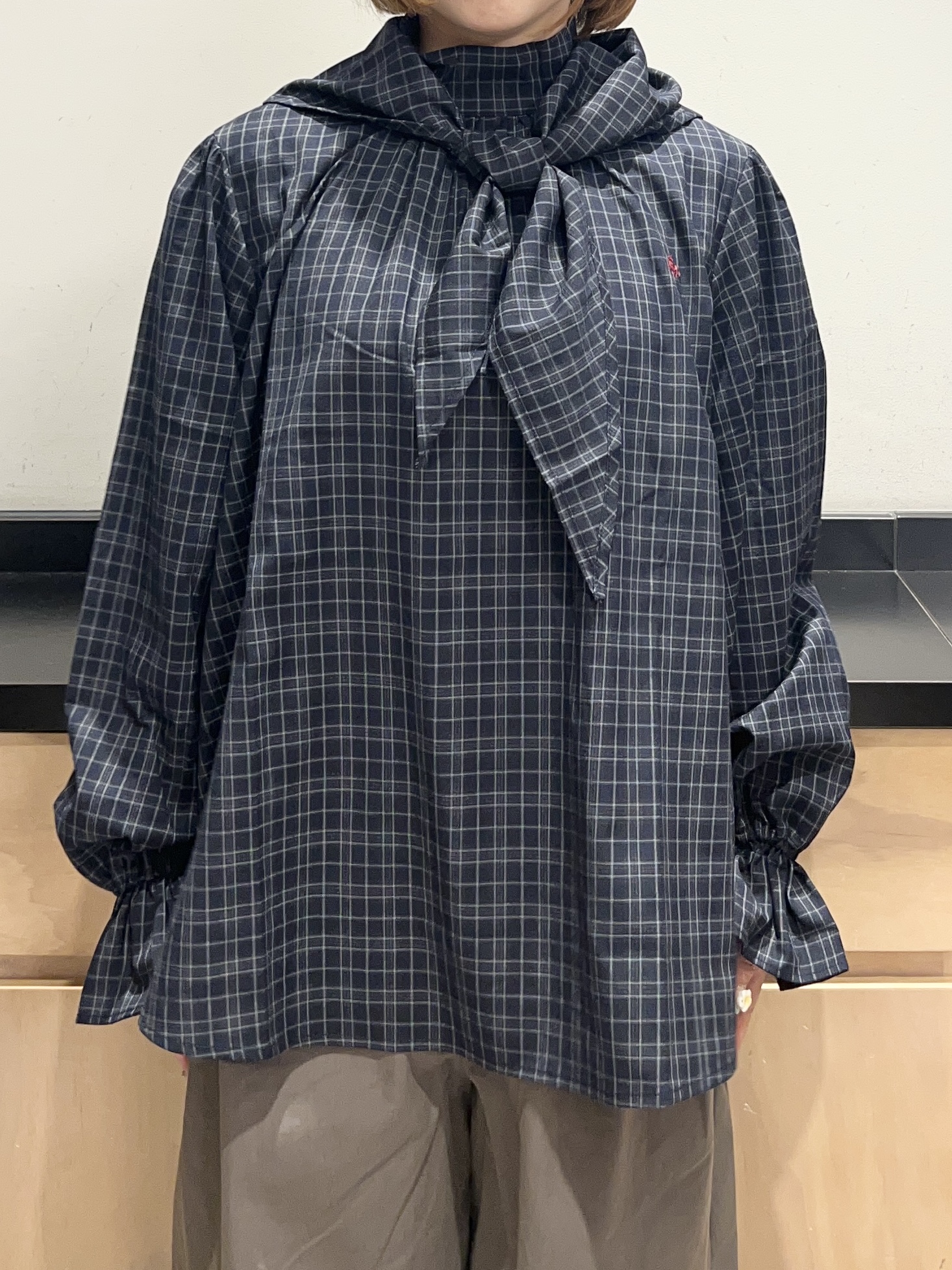 かのさんの「THE SHOP TK｜POLO BCS/チェックスカーフ付きブラウス」を使ったコーディネート