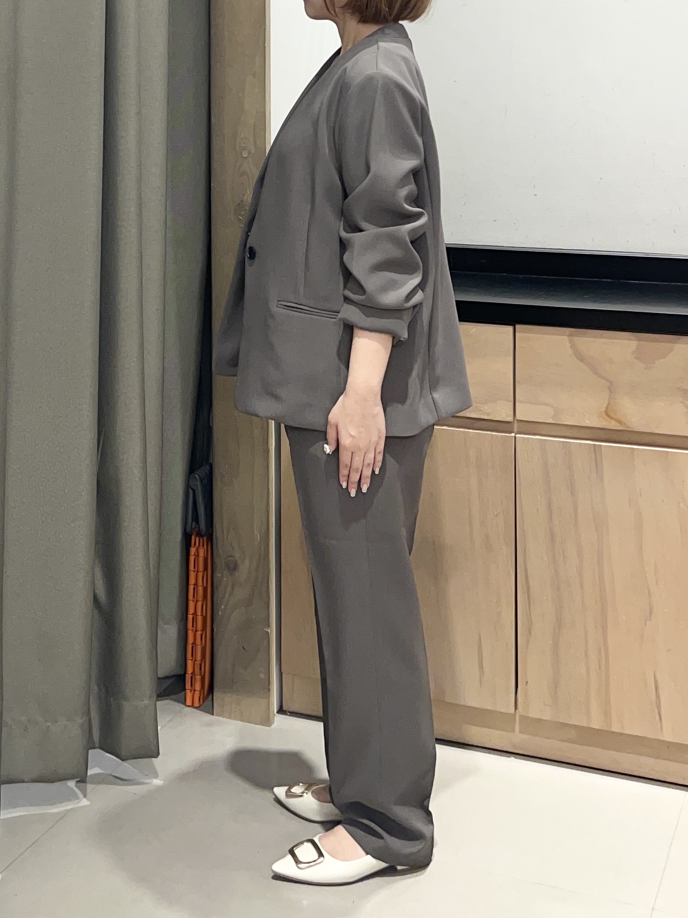 かのさんの「THE SHOP TK｜【セットアップ可】ビジネスノーカラージャケット」を使ったコーディネート