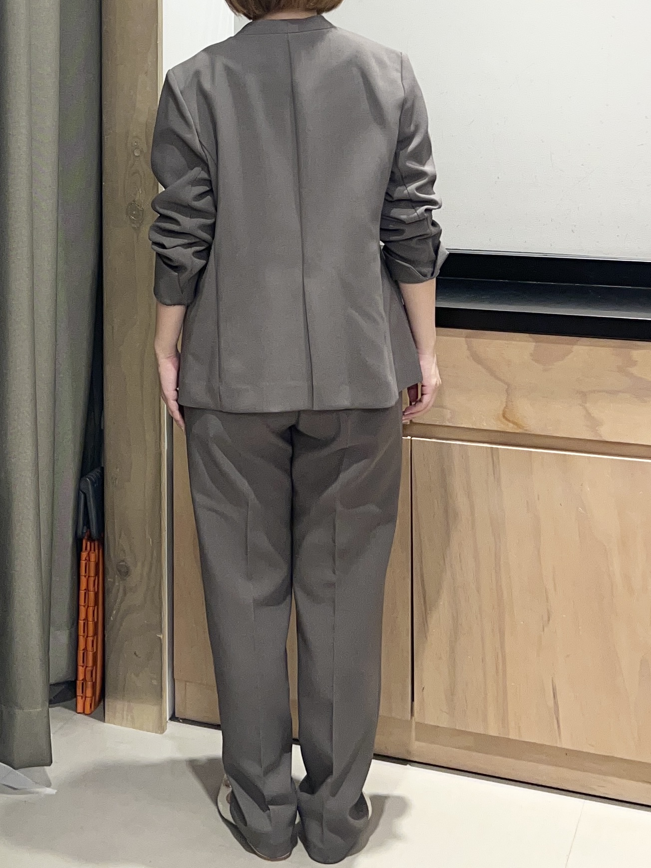 かのさんの「THE SHOP TK｜【セットアップ可】ビジネスノーカラージャケット」を使ったコーディネート