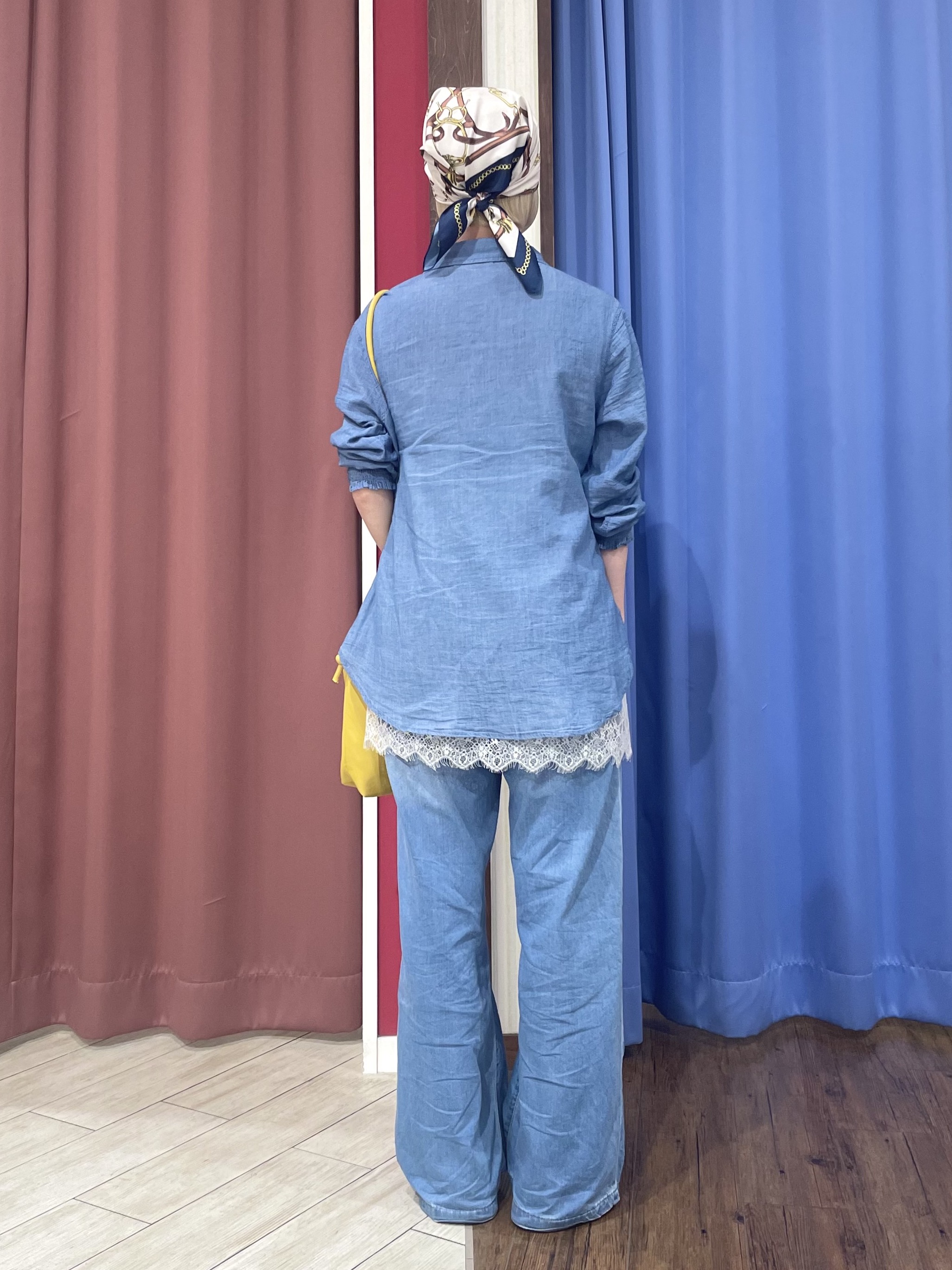 ルルさんの「SHOO･LA･RUE｜【綿100%/UV/S-LL/体型カバー】ヒップが隠せる 柔らかシアーデニムシャツ」を使ったコーディネート
