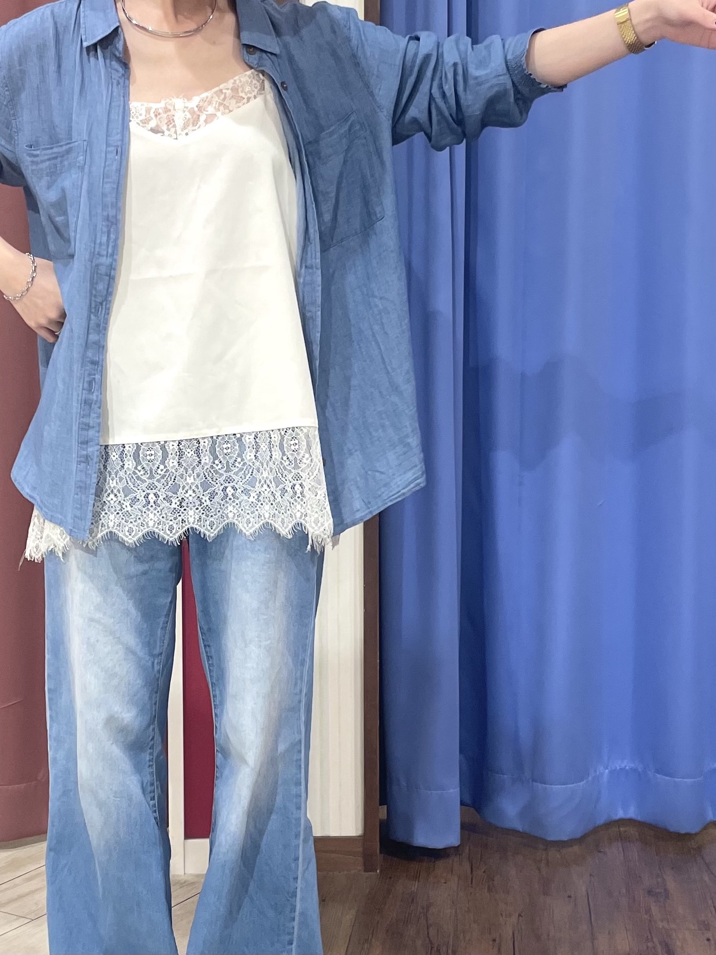 ルルさんの「SHOO･LA･RUE｜【綿100%/UV/S-LL/体型カバー】ヒップが隠せる 柔らかシアーデニムシャツ」を使ったコーディネート
