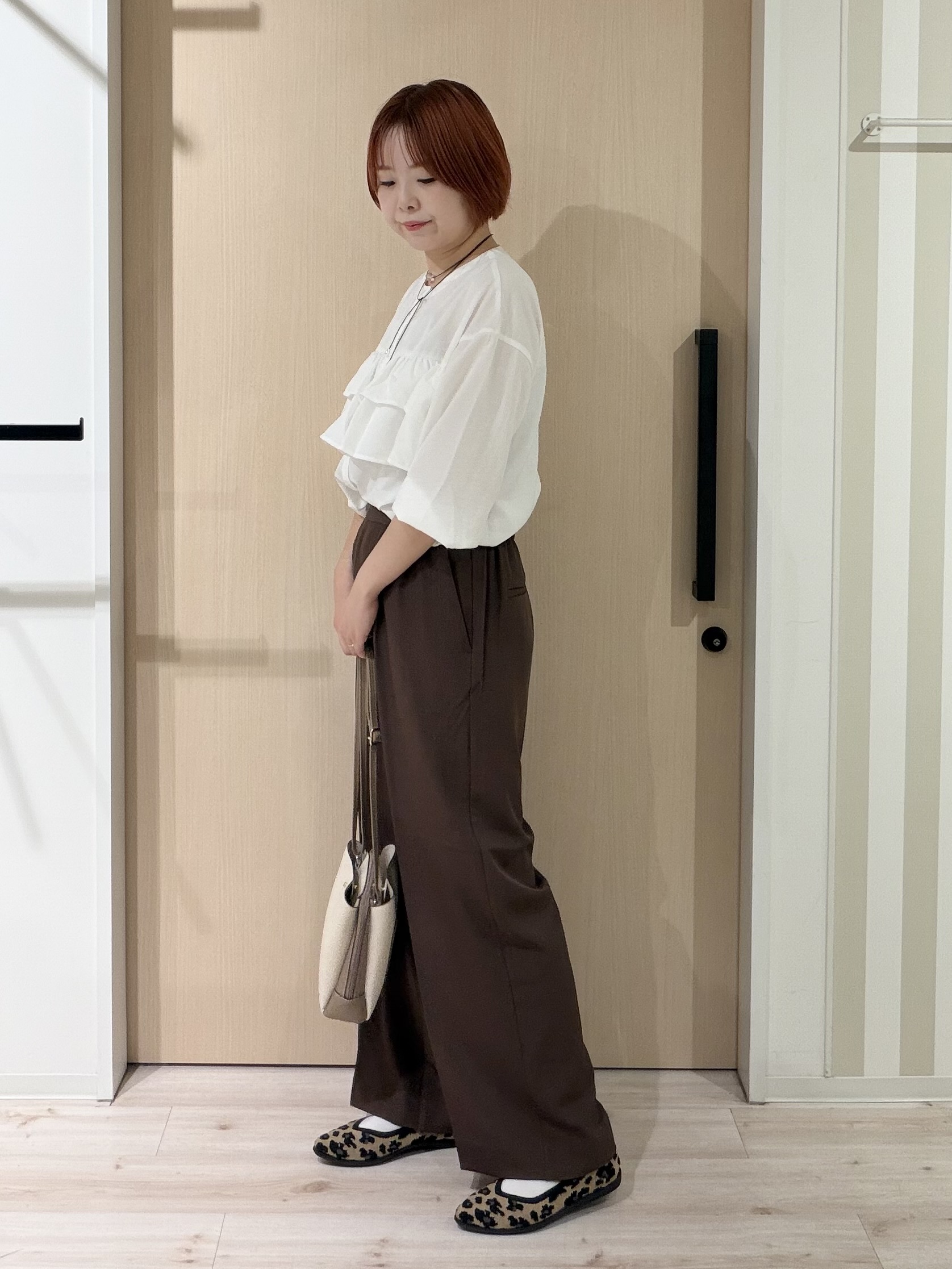 ひらしーさんの「SHOO･LA･RUE｜【S-LL/洗濯機可】1枚で華やか フロントティアードブラウス」を使ったコーディネート
