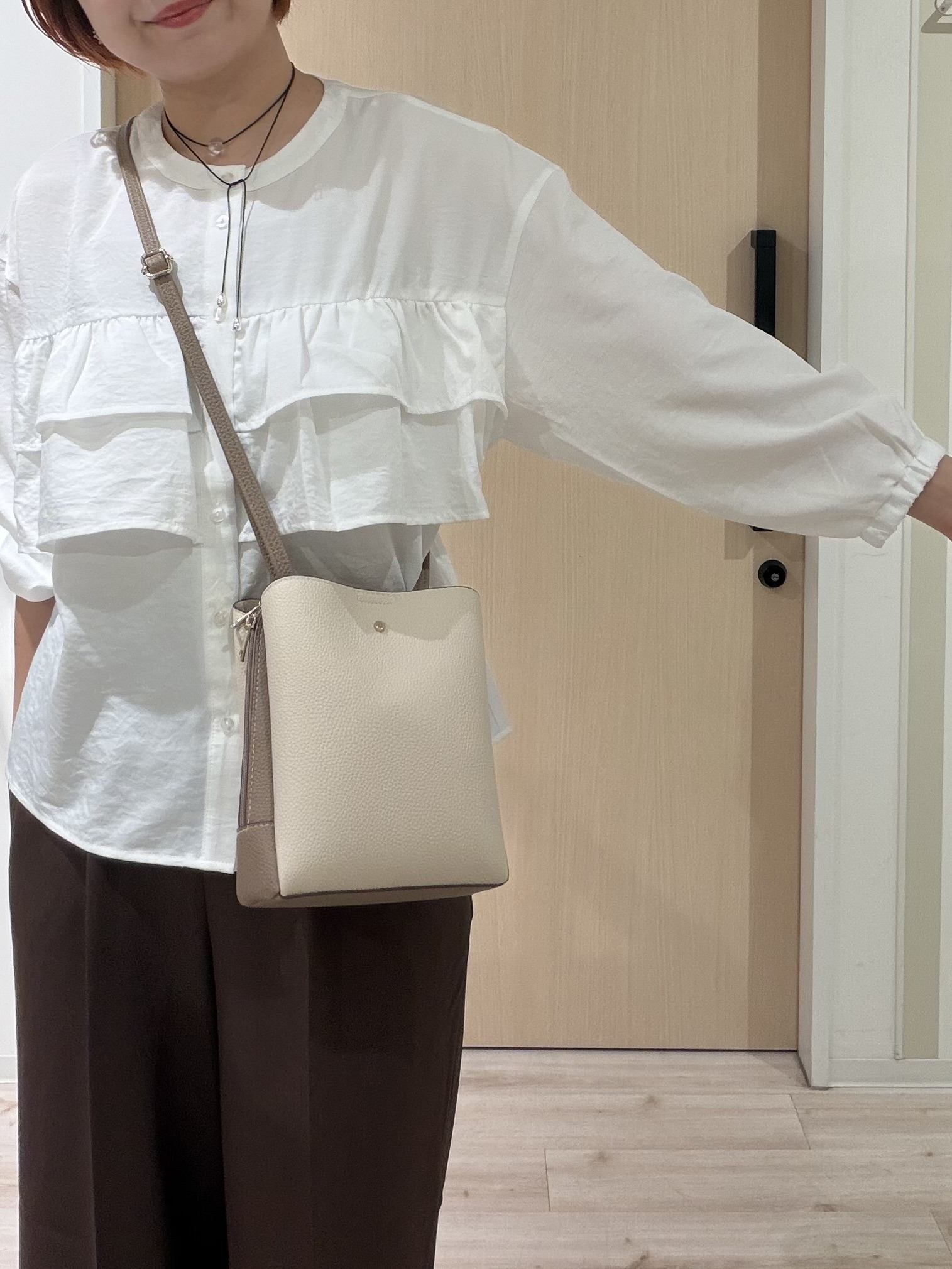 ひらしーさんの「SHOO･LA･RUE｜【S-LL/洗濯機可】1枚で華やか フロントティアードブラウス」を使ったコーディネート