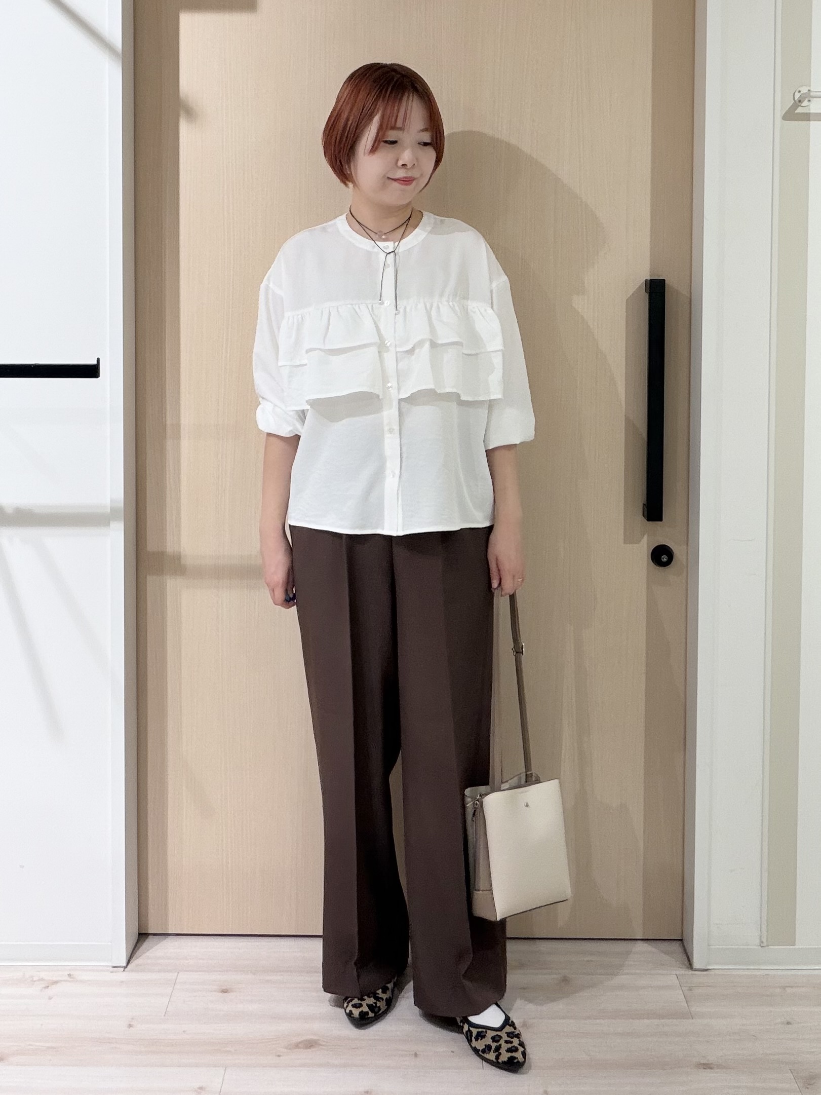 ひらしーさんの「SHOO･LA･RUE｜【S-LL/洗濯機可】1枚で華やか フロントティアードブラウス」を使ったコーディネート