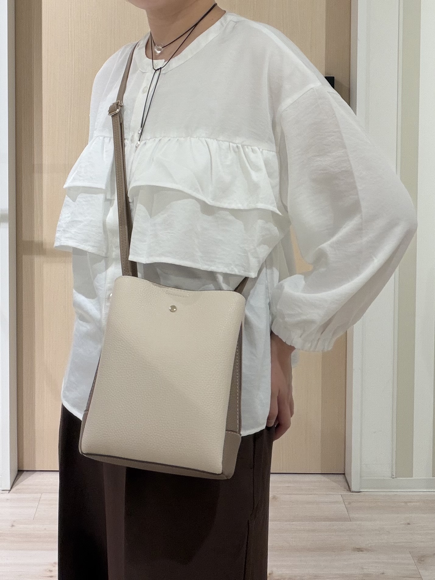 ひらしーさんの「SHOO･LA･RUE｜【S-LL/洗濯機可】1枚で華やか フロントティアードブラウス」を使ったコーディネート