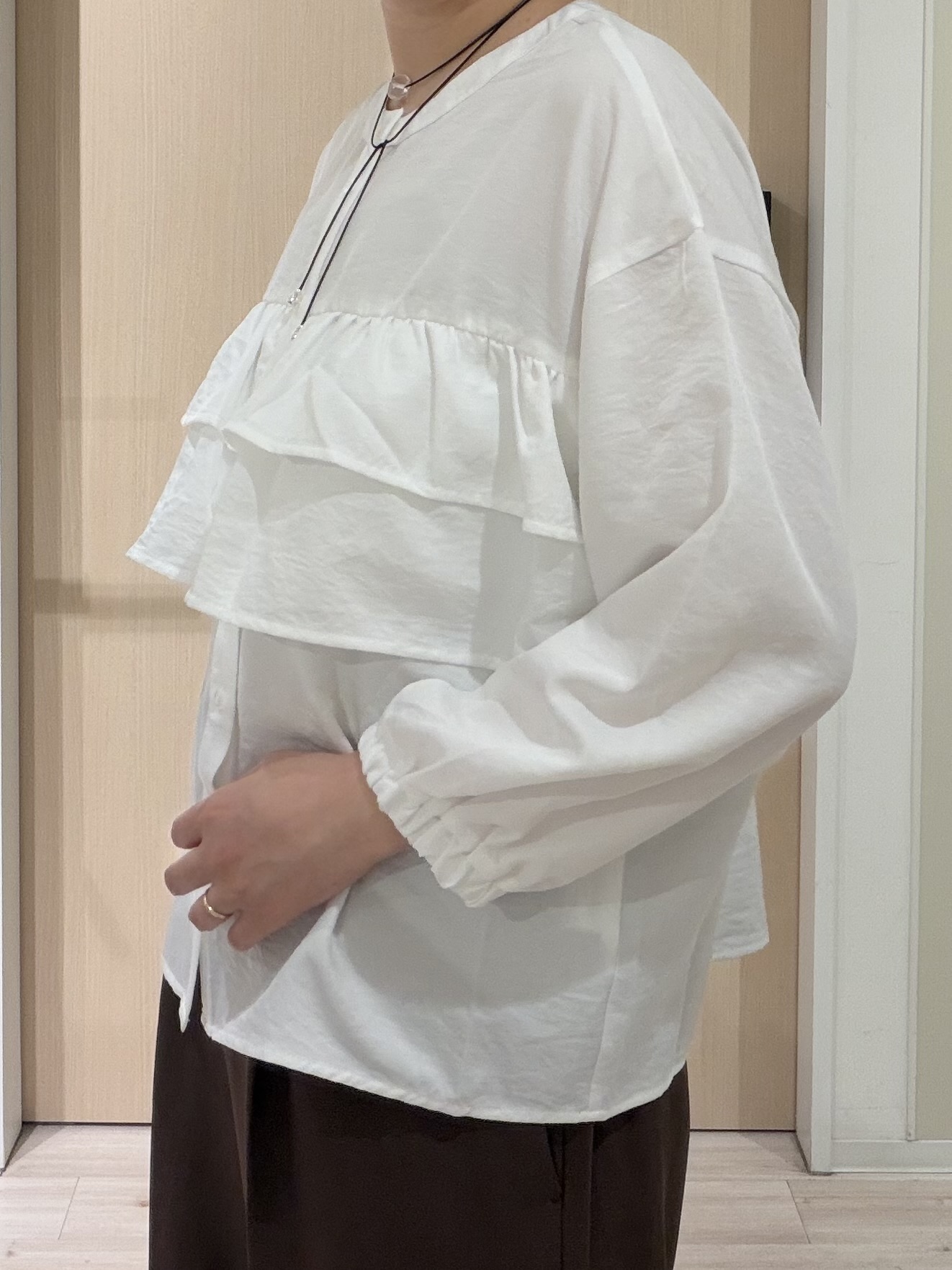 ひらしーさんの「SHOO･LA･RUE｜【S-LL/洗濯機可】1枚で華やか フロントティアードブラウス」を使ったコーディネート