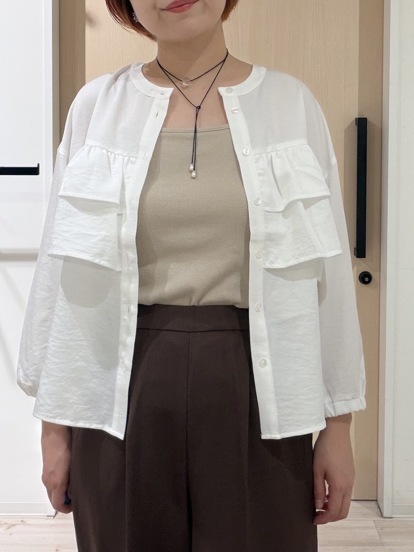 ひらしーさんの「SHOO･LA･RUE｜【S-LL/洗濯機可】1枚で華やか フロントティアードブラウス」を使ったコーディネート